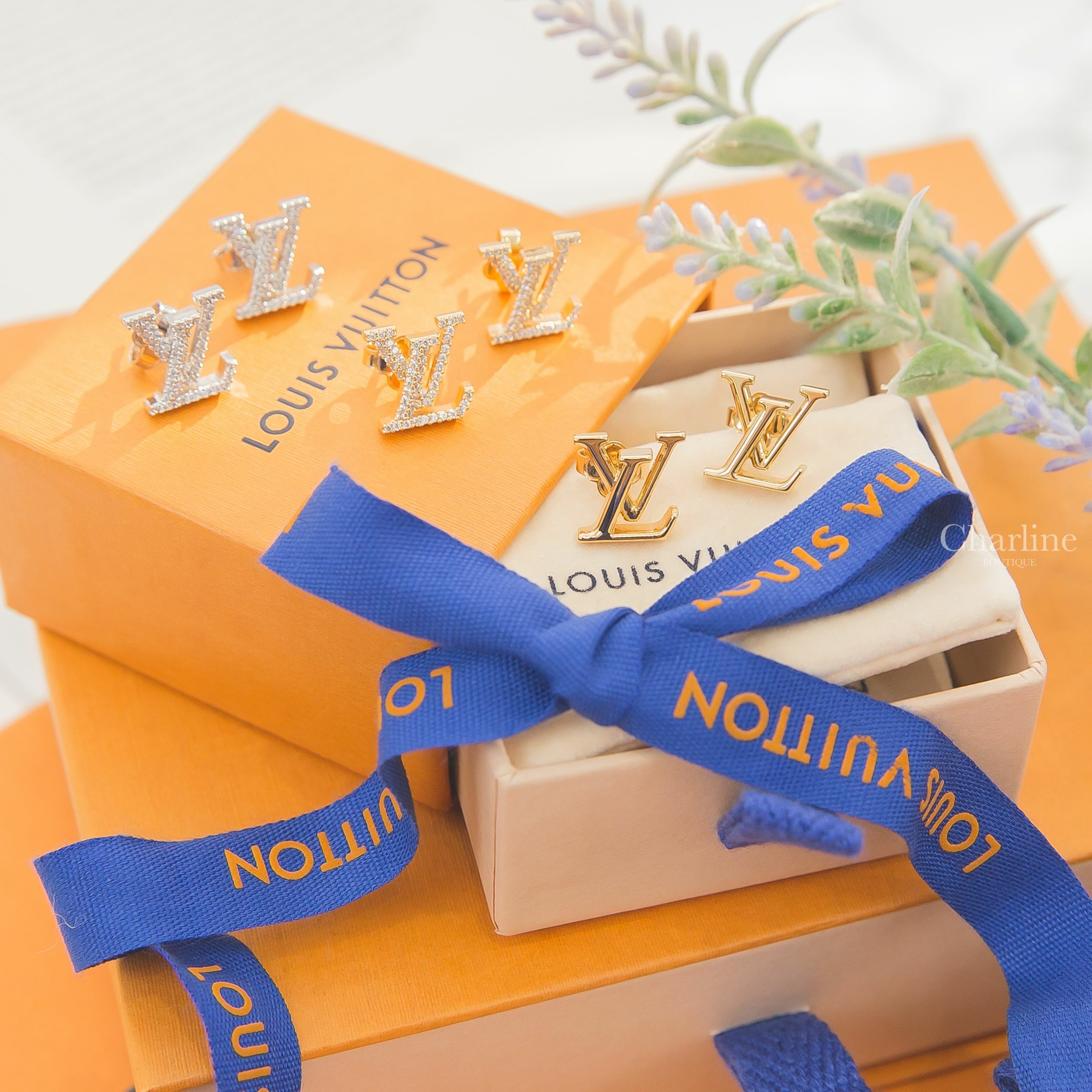 Louis Vuitton Earrings 金色字母耳環,Louis Vuitton Earrings 銀色水鑽字母耳環,Louis Vuitton Earrings 金色水鑽字母耳環-Charline Boutique 精品代購