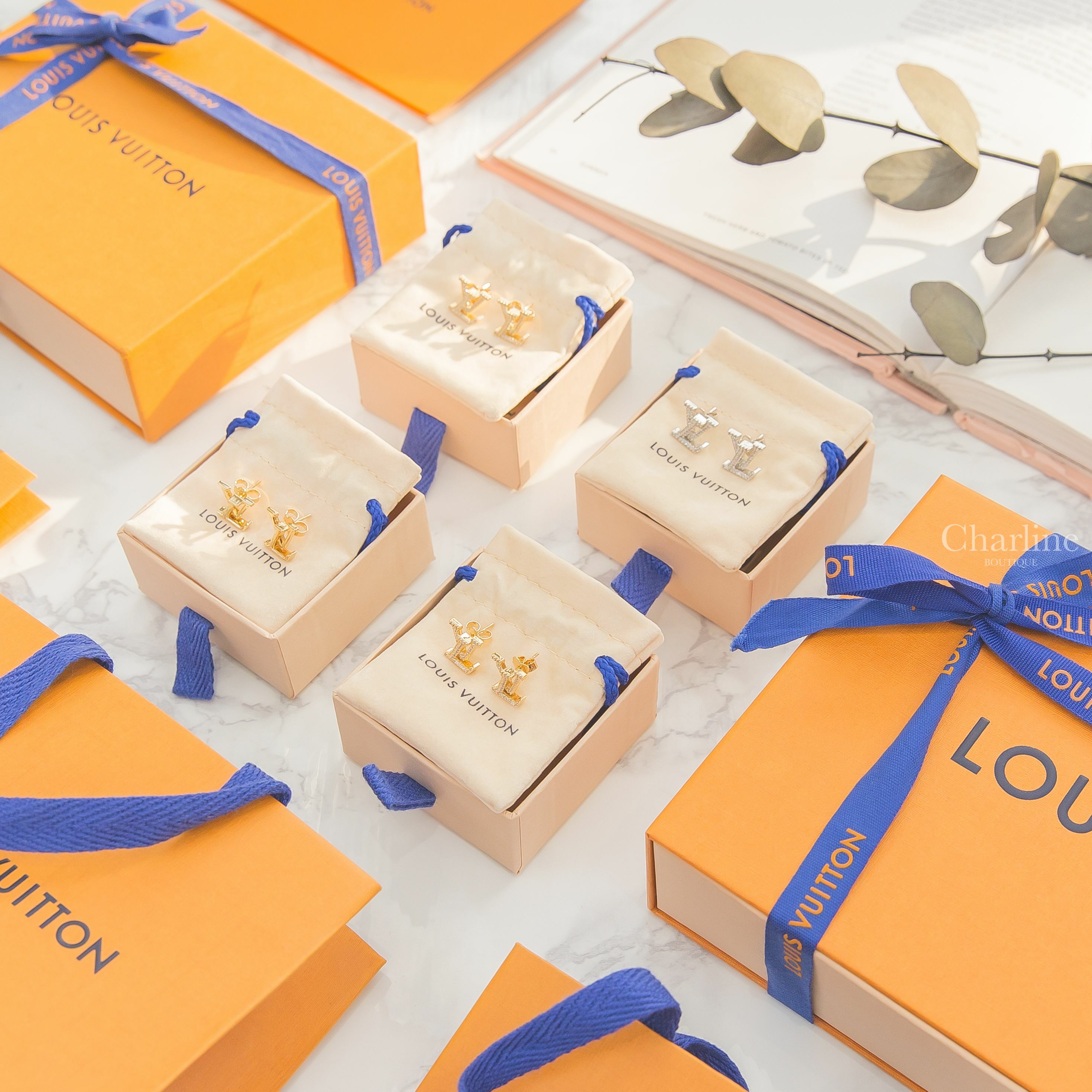 Louis Vuitton Earrings 金色字母耳環,Louis Vuitton Earrings 銀色水鑽字母耳環,Louis Vuitton Earrings 金色水鑽字母耳環-Charline Boutique 精品代購
