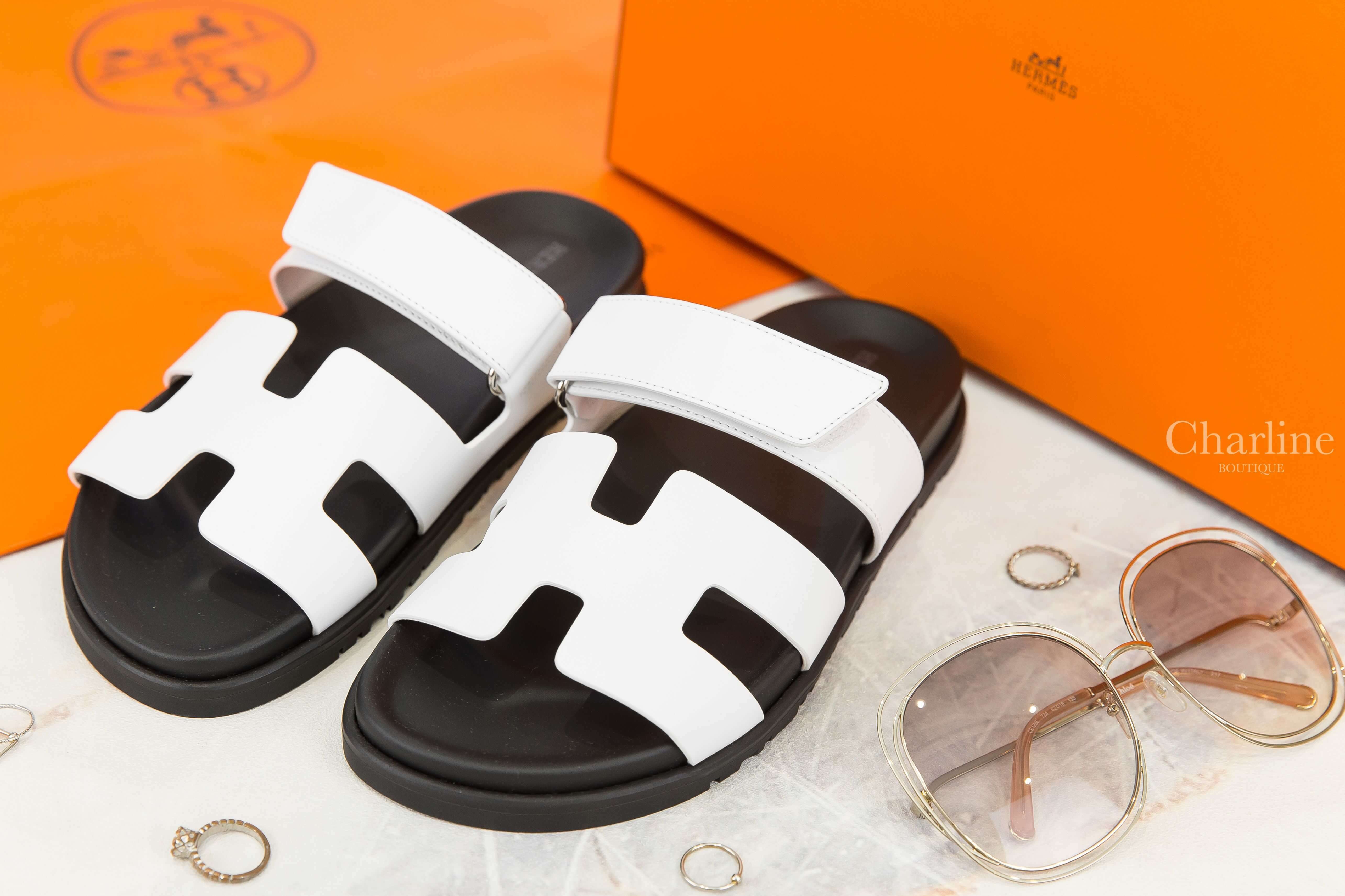 Hermès Chypre Sandal 白色小牛皮黑底魔鬼氈橡膠平底拖鞋-Charline Boutique 精品代購