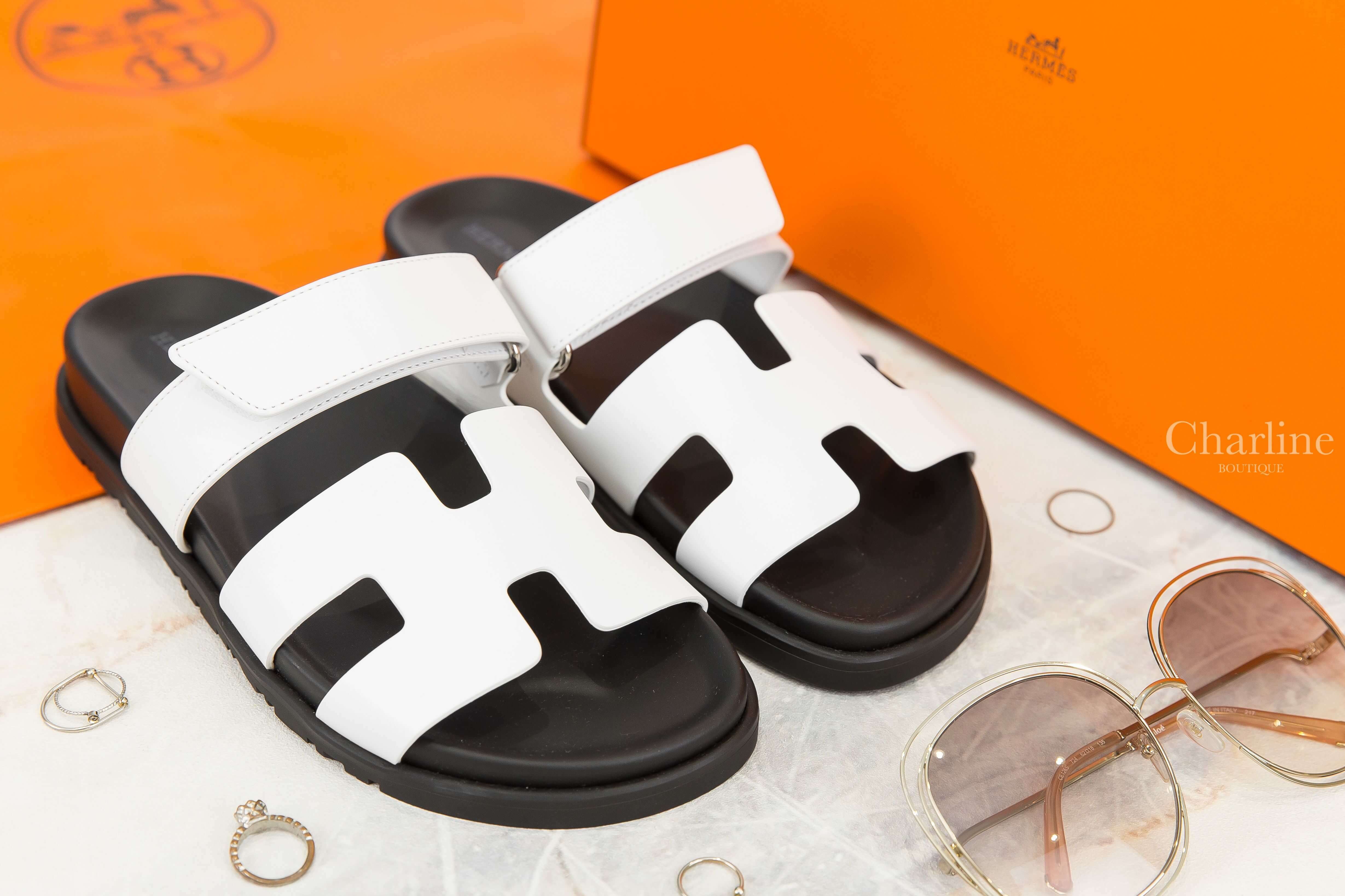 Hermès Chypre Sandal 白色小牛皮黑底魔鬼氈橡膠平底拖鞋-Charline Boutique 精品代購