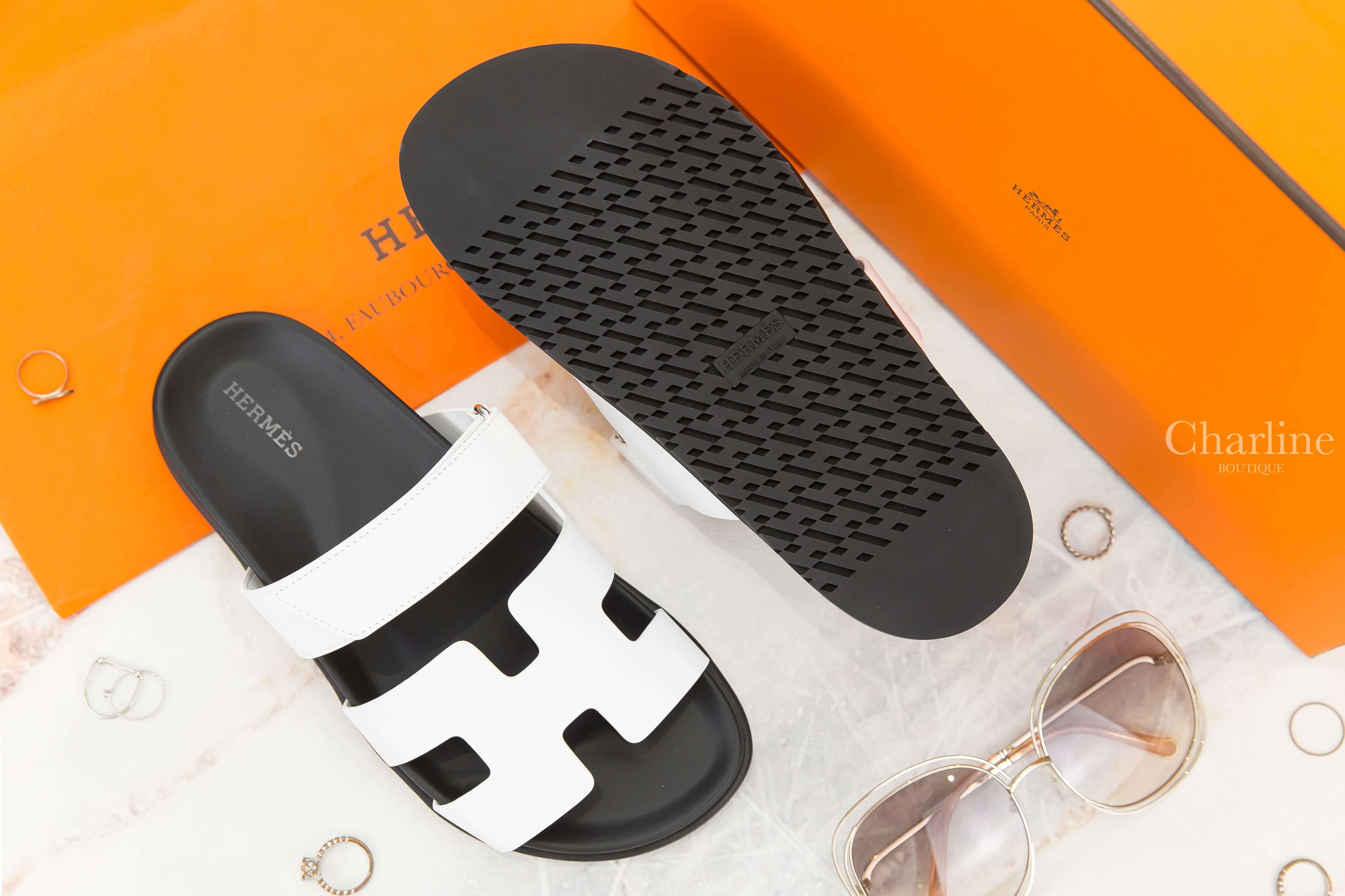 Hermès Chypre Sandal 白色小牛皮黑底魔鬼氈橡膠平底拖鞋-Charline Boutique 精品代購