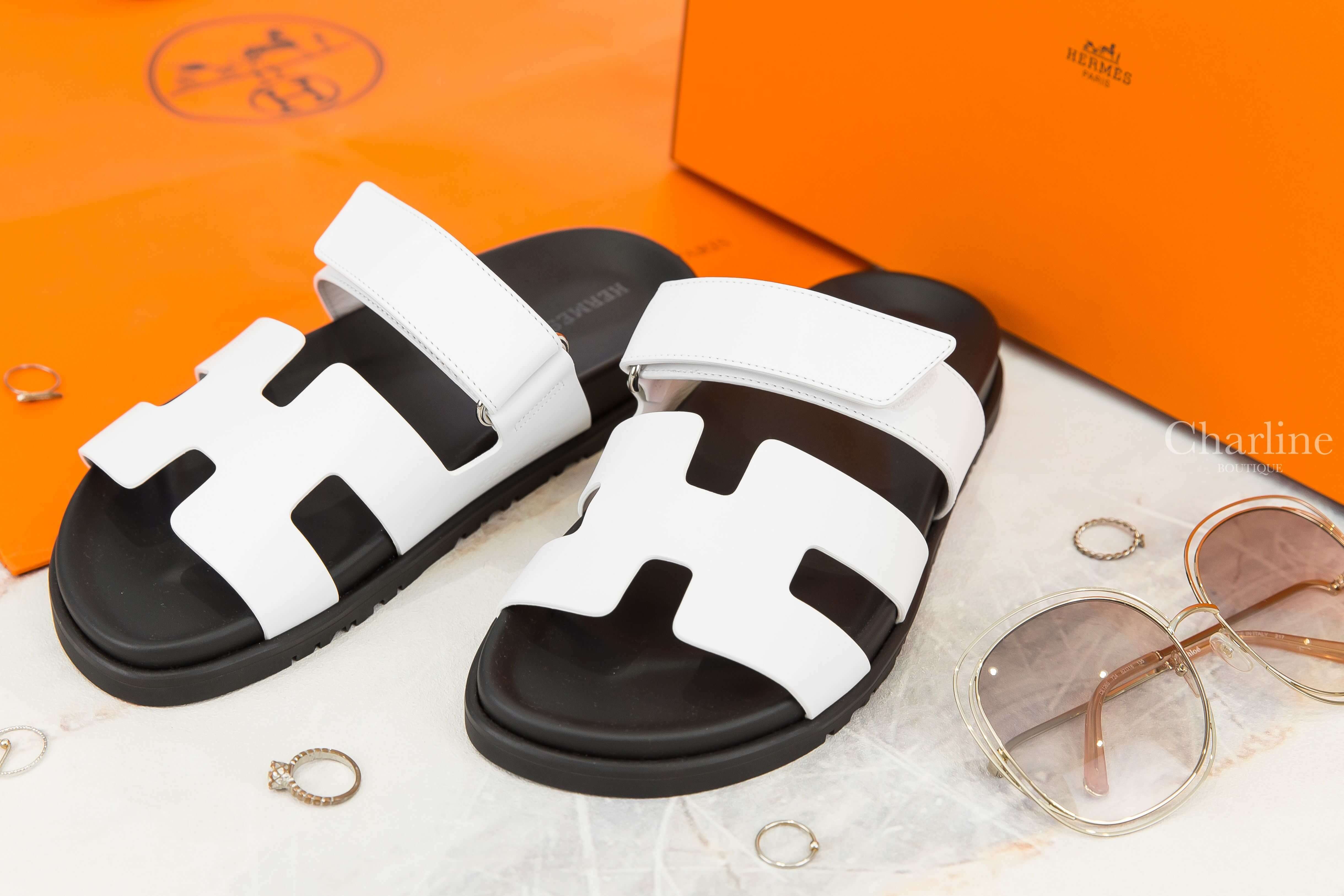Hermès Chypre Sandal 白色小牛皮黑底魔鬼氈橡膠平底拖鞋-Charline Boutique 精品代購