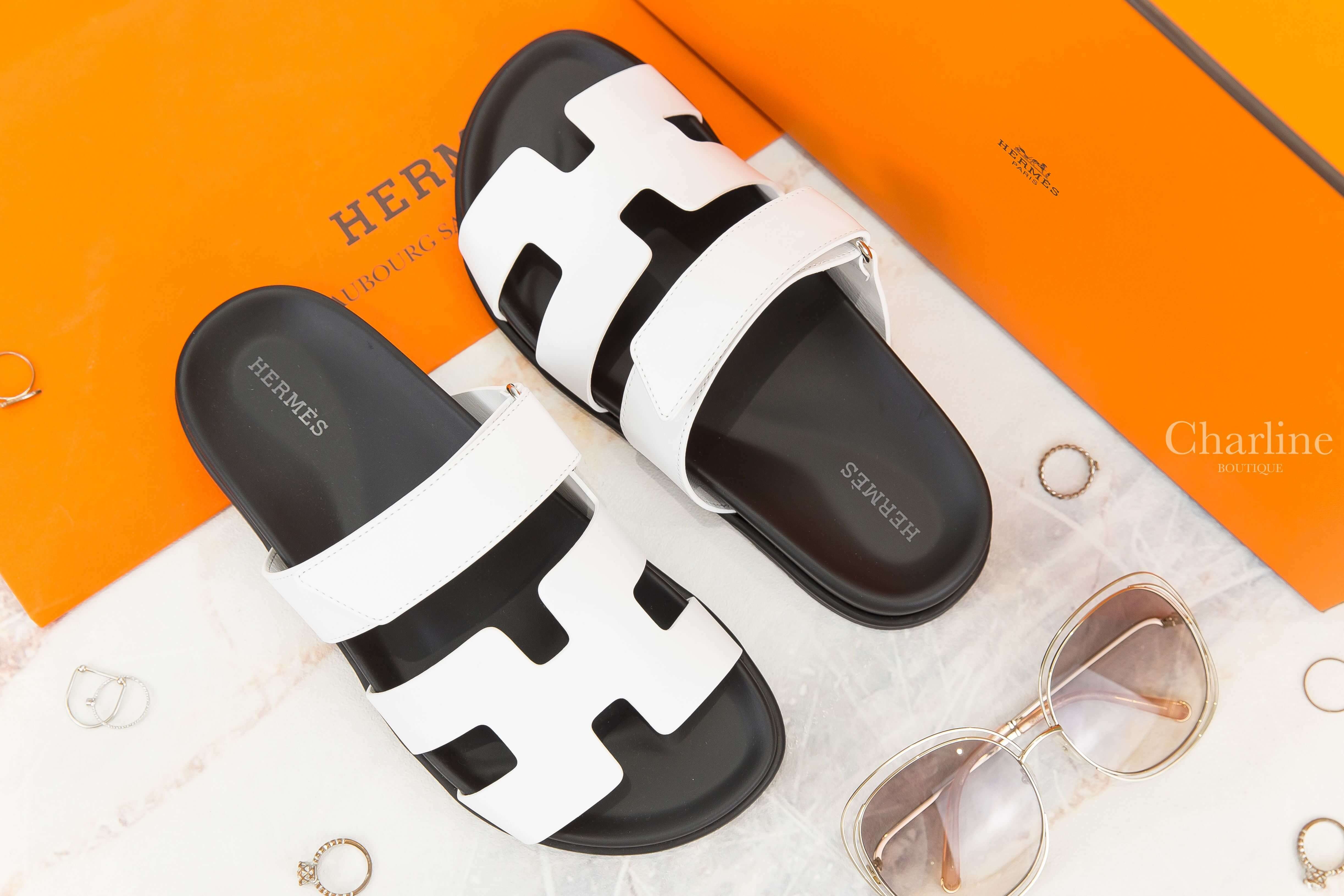 Hermès Chypre Sandal 白色小牛皮黑底魔鬼氈橡膠平底拖鞋-Charline Boutique 精品代購