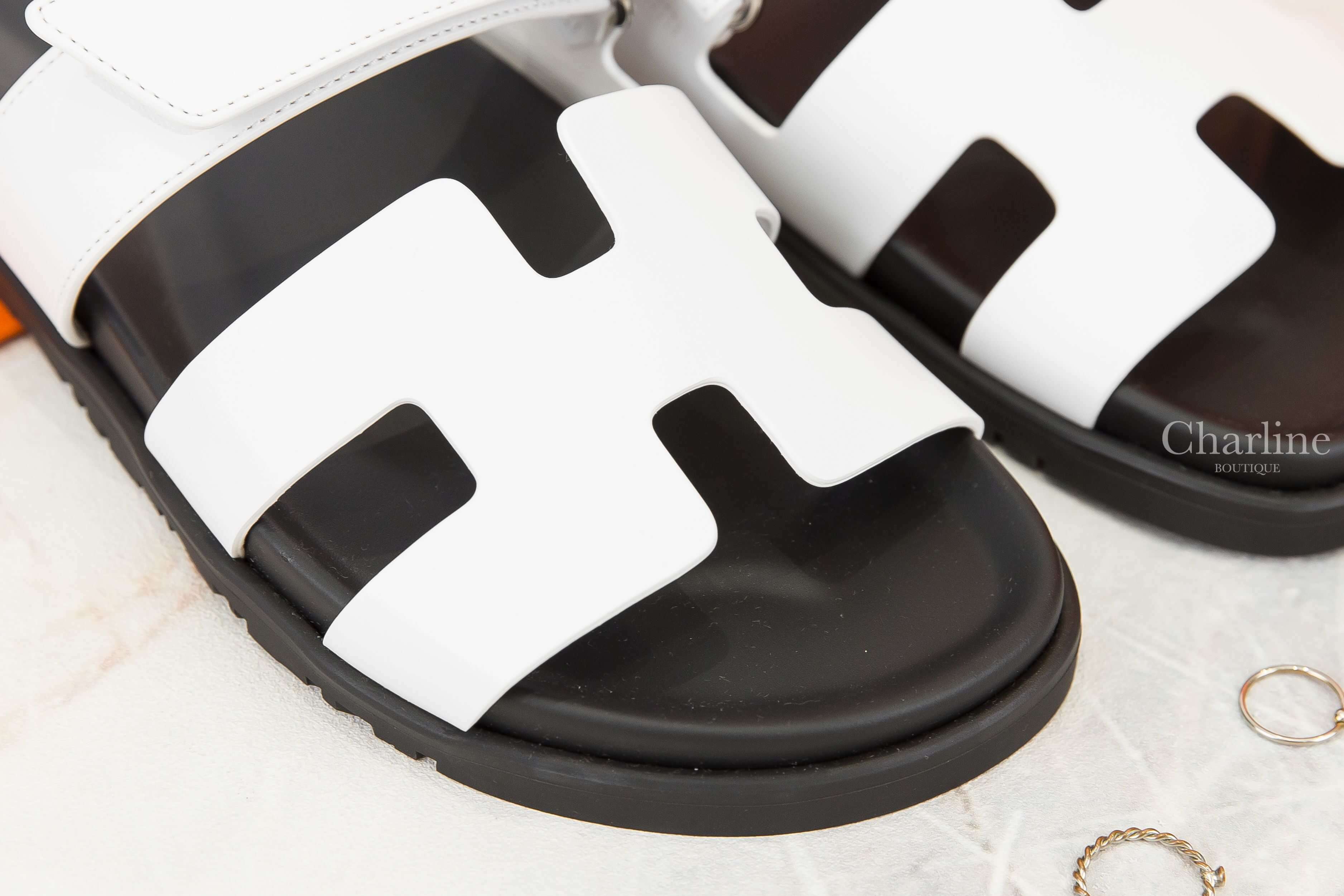 Hermès Chypre Sandal 白色小牛皮黑底魔鬼氈橡膠平底拖鞋