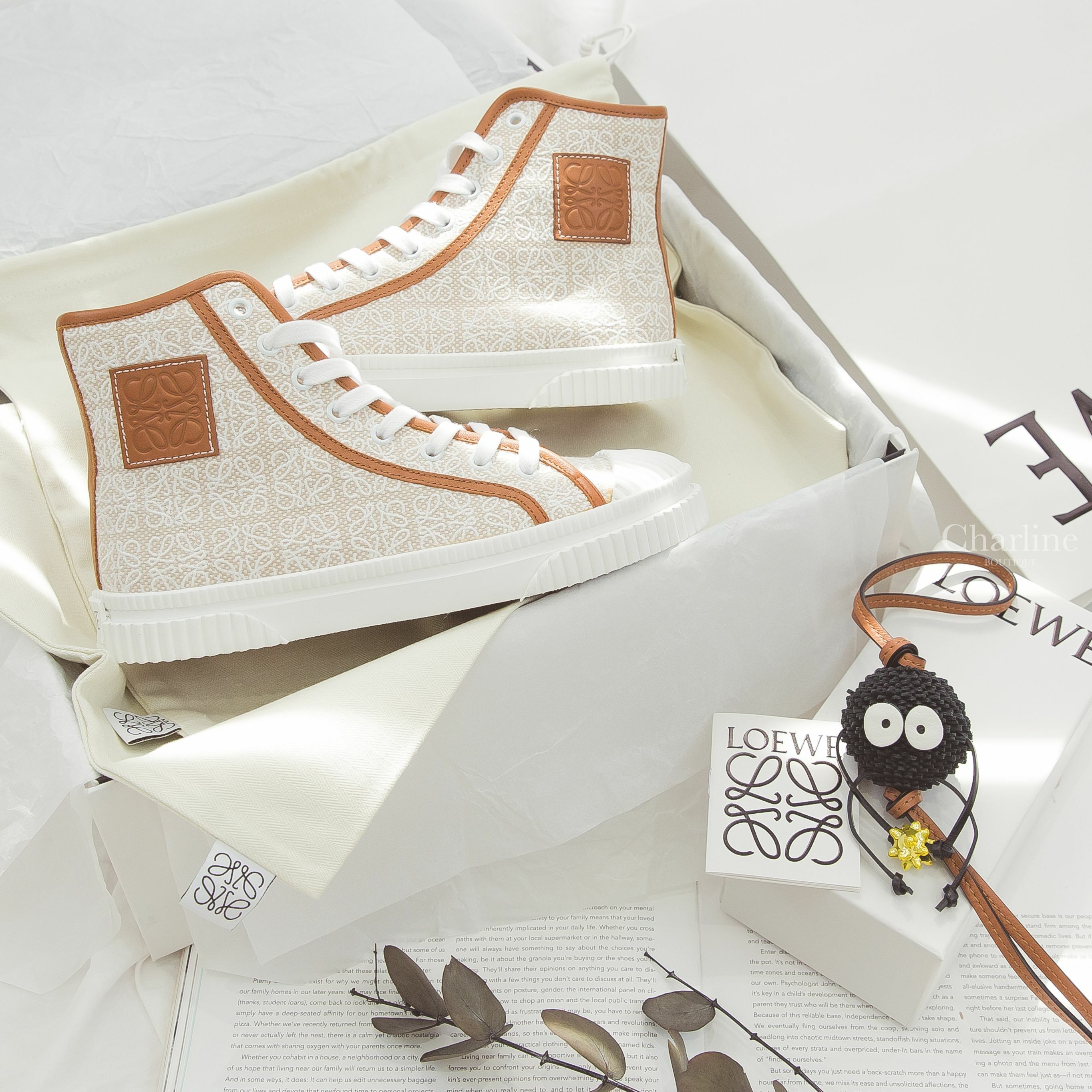 Loewe Anagram High Top Sneaker 白色刺繡帆布提花拼自然色滾邊高筒運動鞋,Loewe Susuwatari Charm 黑色煤炭球黃色星星棕褐色小牛皮掛繩吊飾-Charline Boutique 精品代購