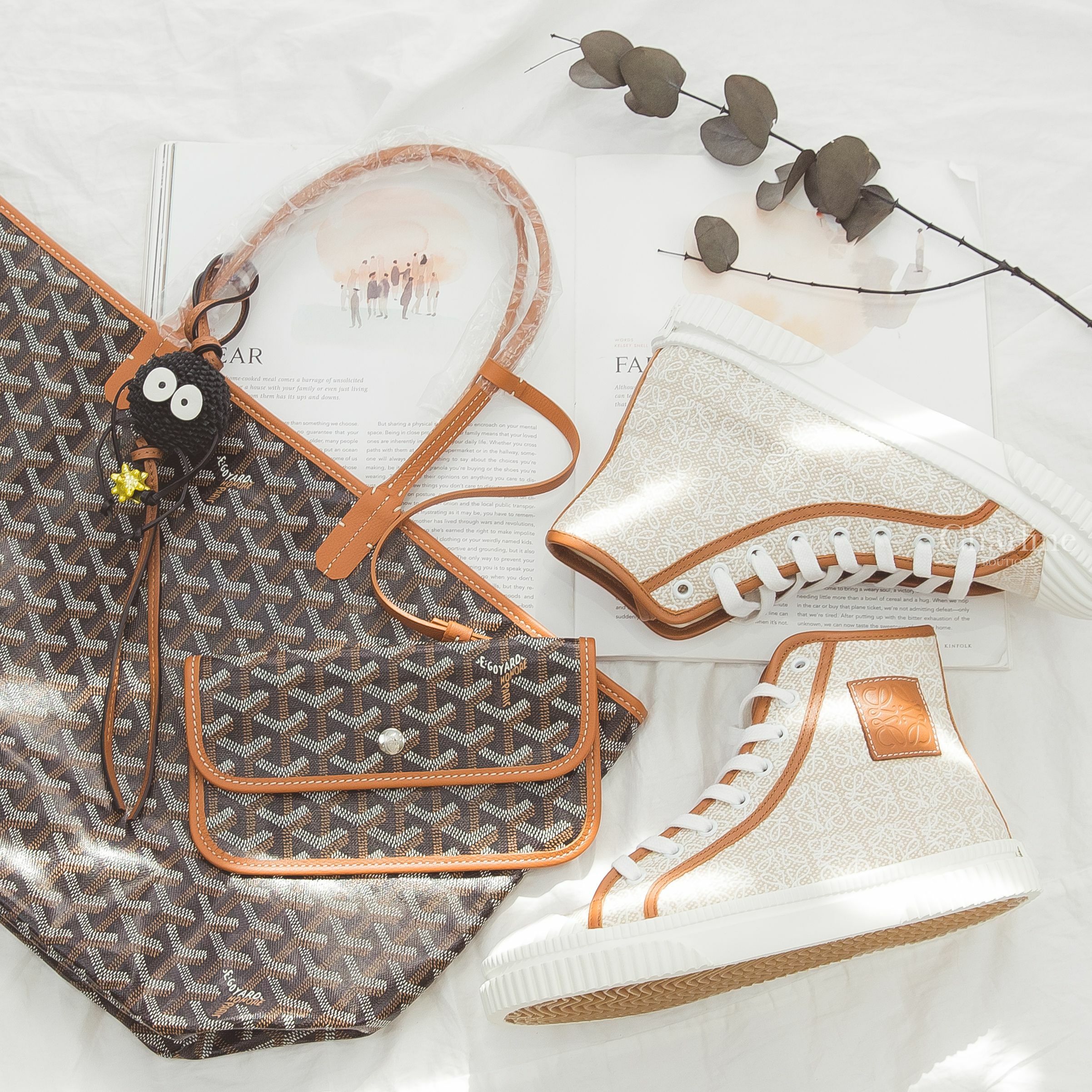 Loewe Sneaker 白色刺繡帆布提花拼自然色滾邊高筒運動鞋,Loewe Charm 黑色煤炭球黃色星星棕褐色小牛皮掛繩吊飾,Goyard Tote Bag 黑色拼咖啡色滾邊提把小型無拉鍊托特包-Charline Boutique 精品代購