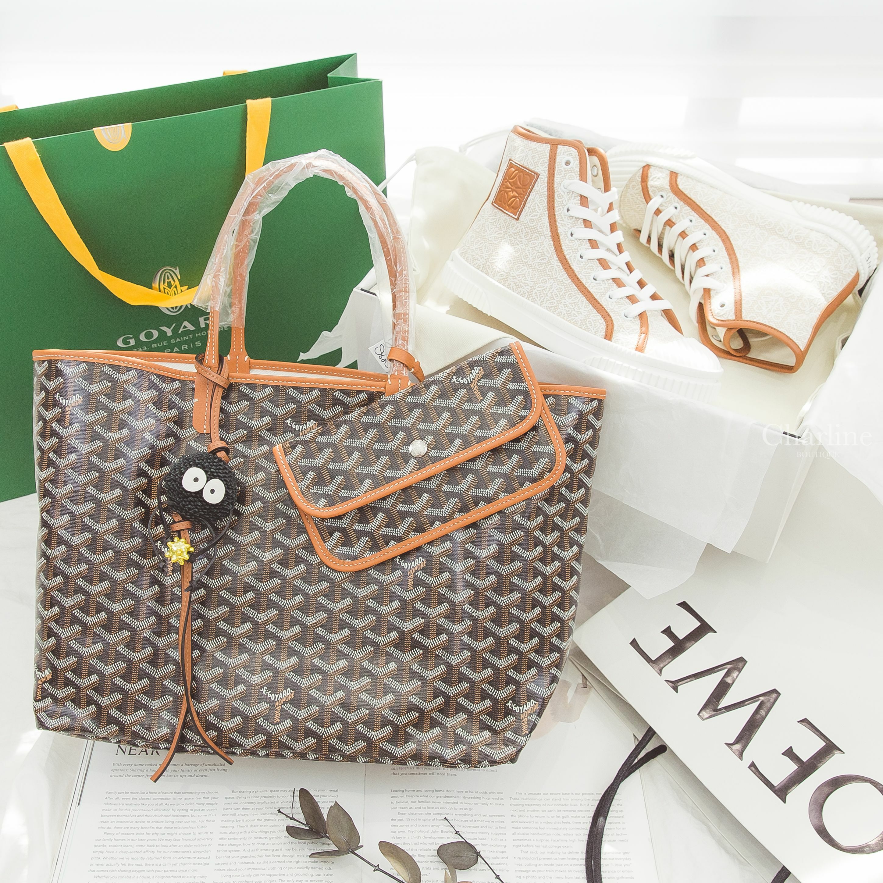 Loewe Sneaker 白色刺繡帆布提花拼自然色滾邊高筒運動鞋,Loewe Charm 黑色煤炭球黃色星星棕褐色小牛皮掛繩吊飾,Goyard Tote Bag 黑色拼咖啡色滾邊提把小型無拉鍊托特包-Charline Boutique 精品代購