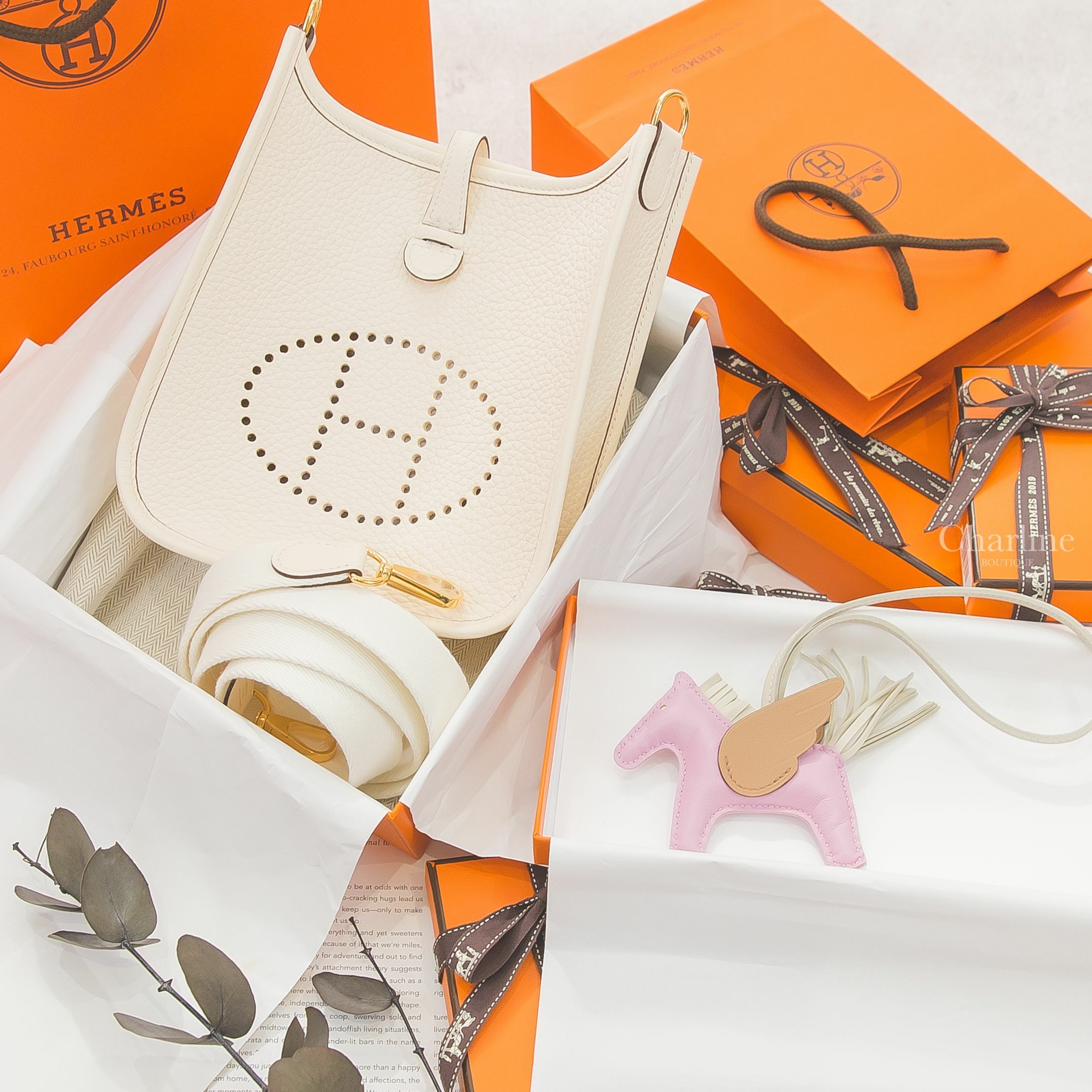 Hermès Rodeo PM Pegase 錦葵粉/奶昔白/馬薩拉茶色小型飛馬吊飾,Hermès Evelyne 16cm I2 Nata Taurillon Clemence 奶油白金釦白色背帶肩背包-Charline Boutique 精品代購