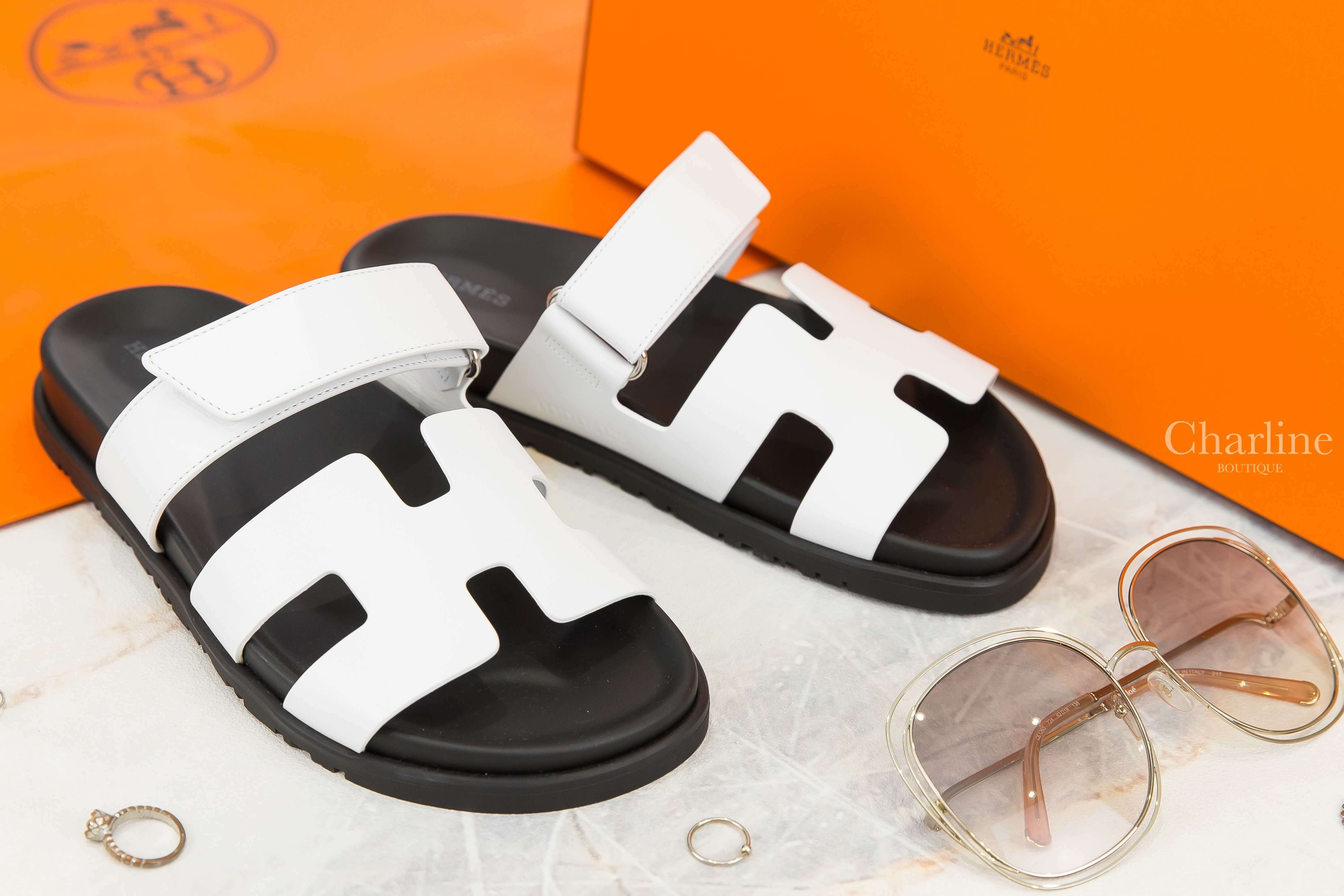 Hermès Chypre Sandal 白色小牛皮黑底魔鬼氈橡膠平底拖鞋-Charline Boutique 精品代購