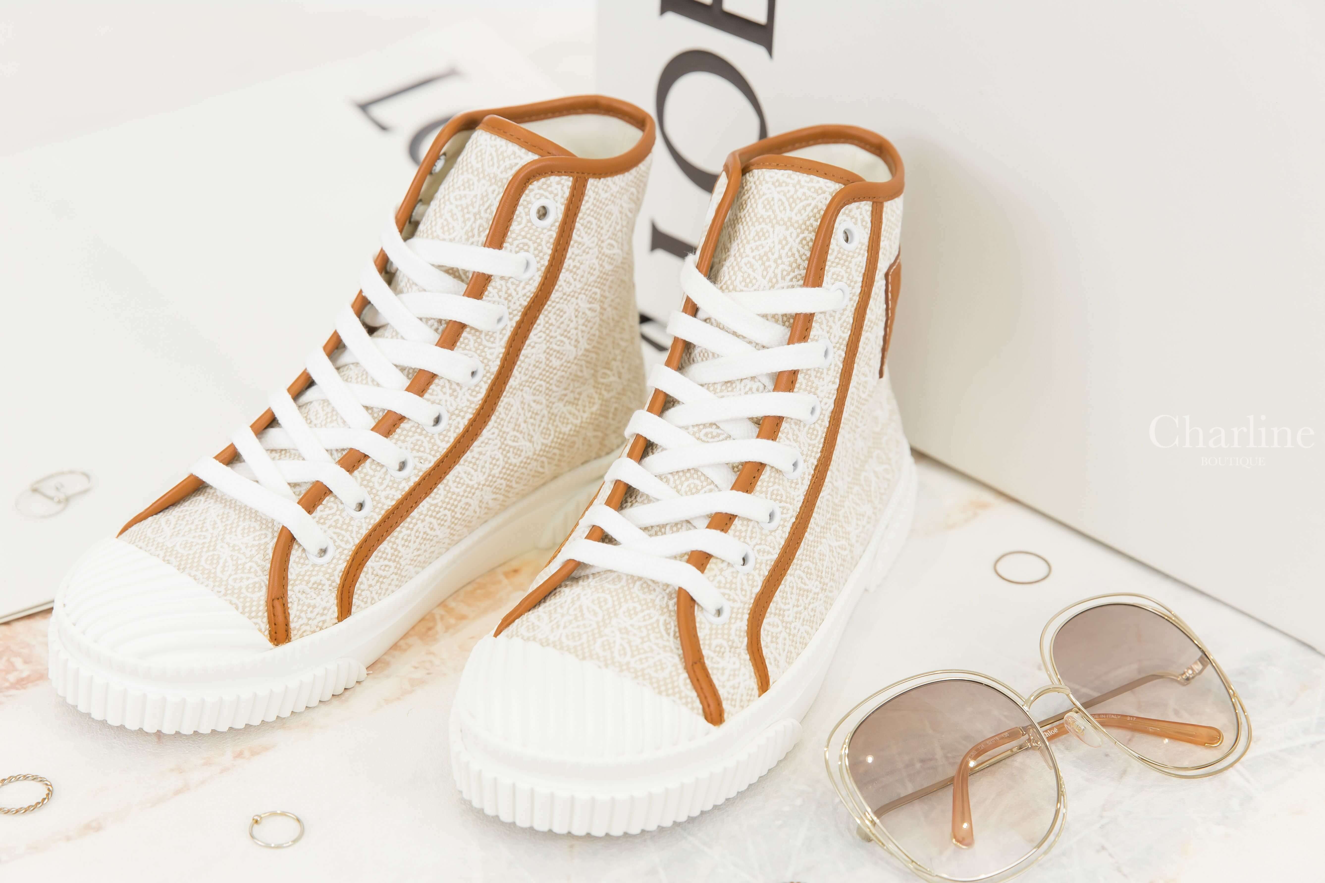Loewe Anagram High Top Sneaker In Canvas 白色刺繡帆布提花拼自然色滾邊高筒運動鞋-Charline Boutique 精品代購