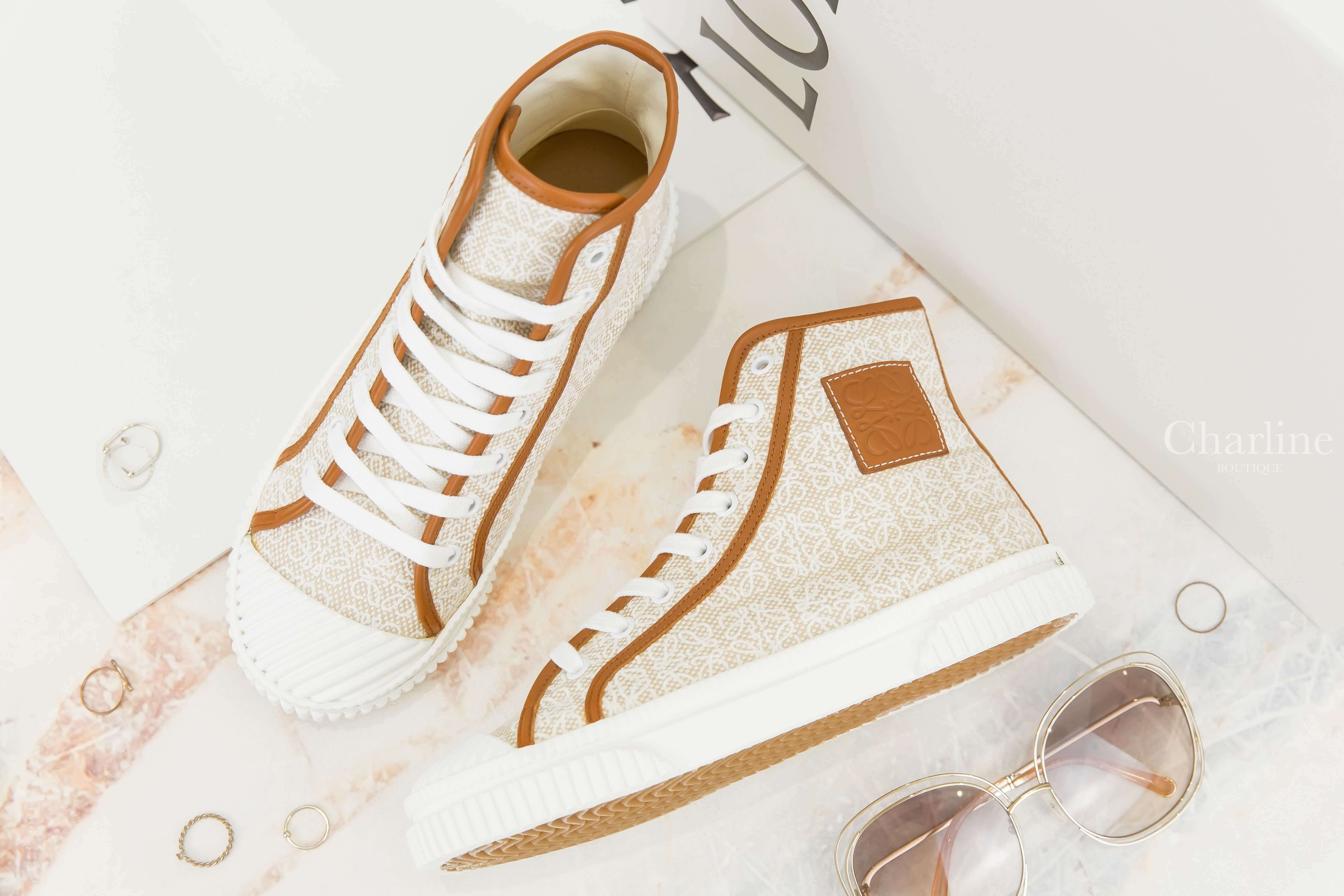 Loewe Anagram High Top Sneaker In Canvas 白色刺繡帆布提花拼自然色滾邊高筒運動鞋-Charline Boutique 精品代購