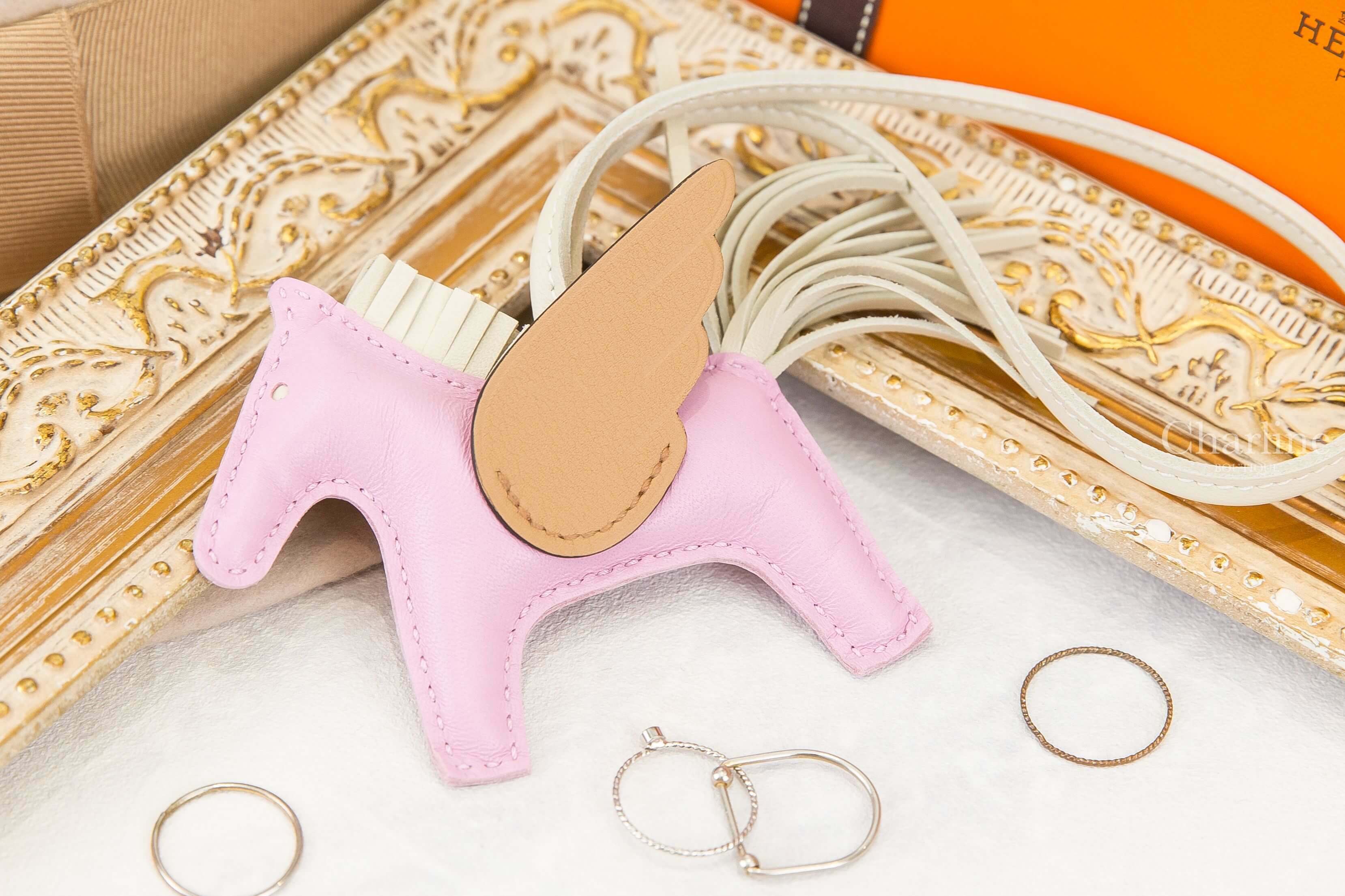 Hermès Rodeo PM Pegase 錦葵粉/奶昔白/馬薩拉茶色小型飛馬吊飾-Charline Boutique 精品代購