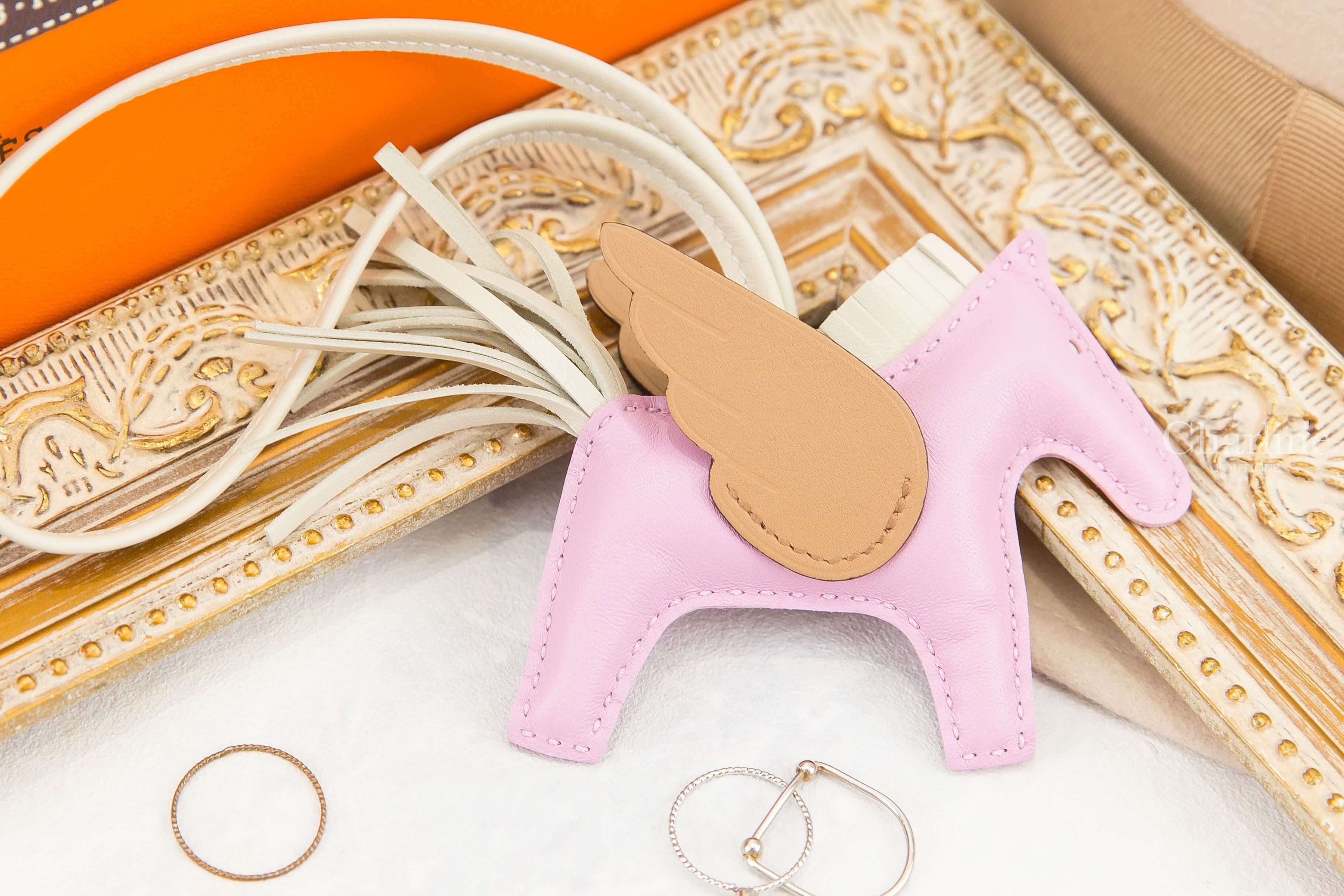 Hermès Rodeo PM Pegase 錦葵粉/奶昔白/馬薩拉茶色小型飛馬吊飾-Charline Boutique 精品代購
