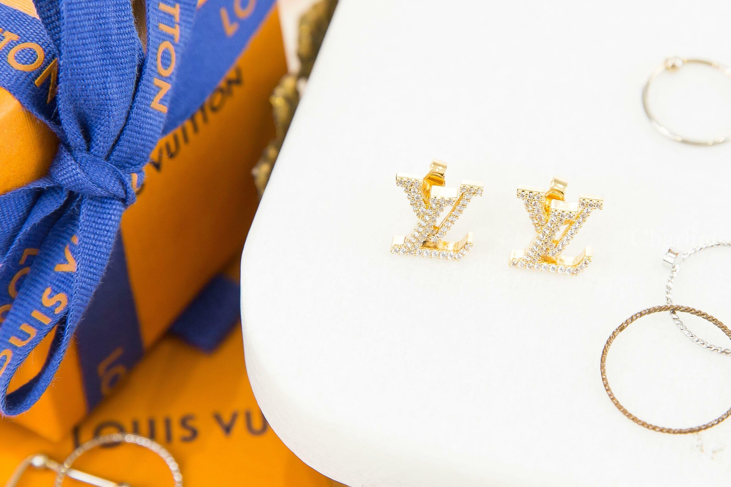 Louis Vuitton LV Iconic Earrings 金色水鑽字母耳環-Charline Boutique 精品代購
