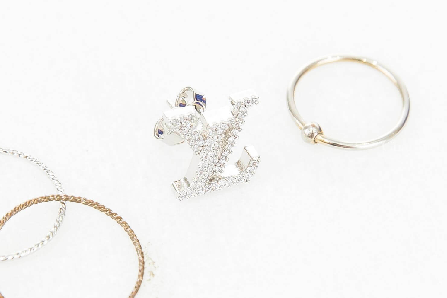 Louis Vuitton LV Iconic Earrings 銀色水鑽字母耳環