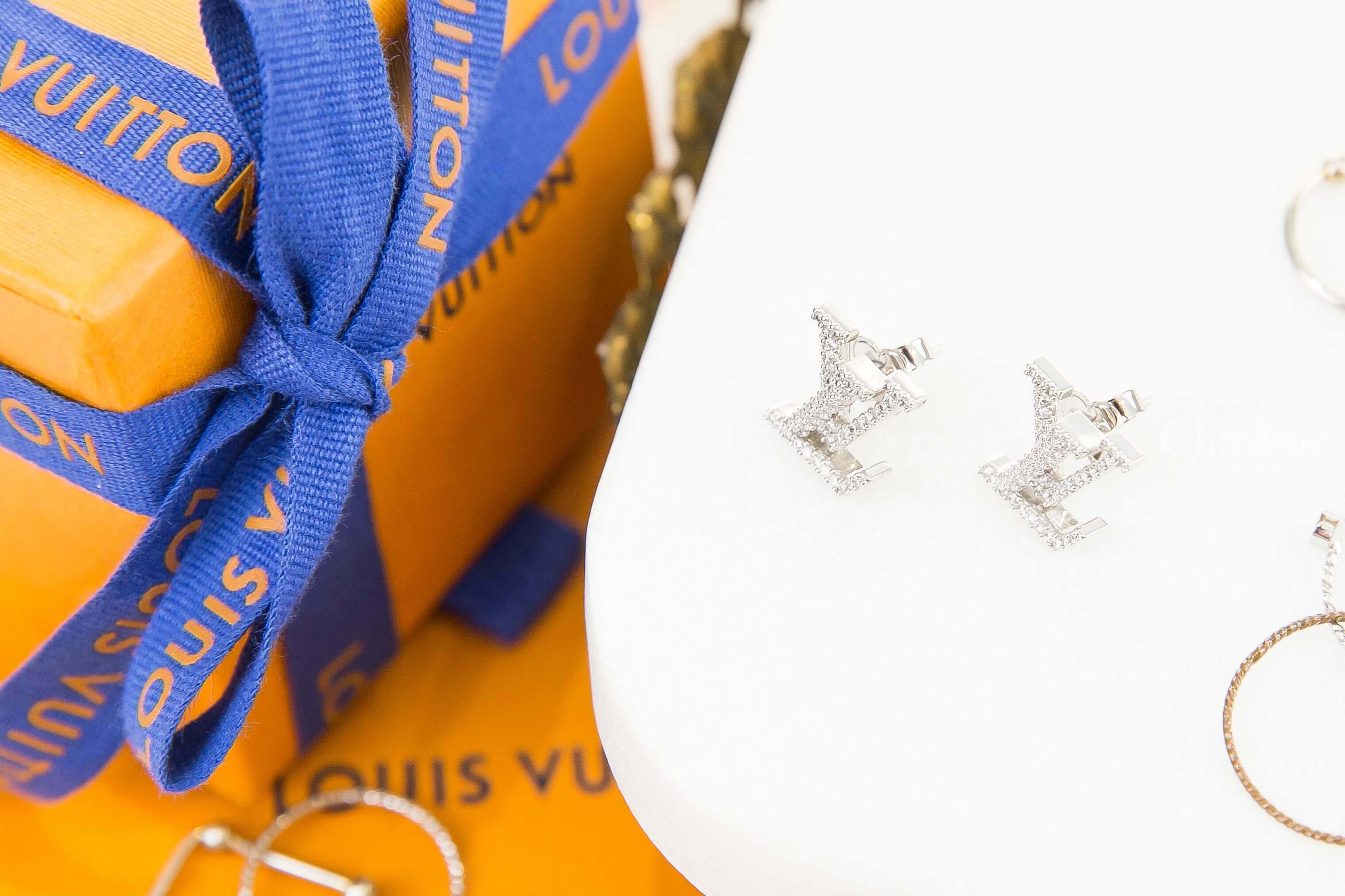 Louis Vuitton LV Iconic Earrings 銀色水鑽字母耳環-Charline Boutique 精品代購