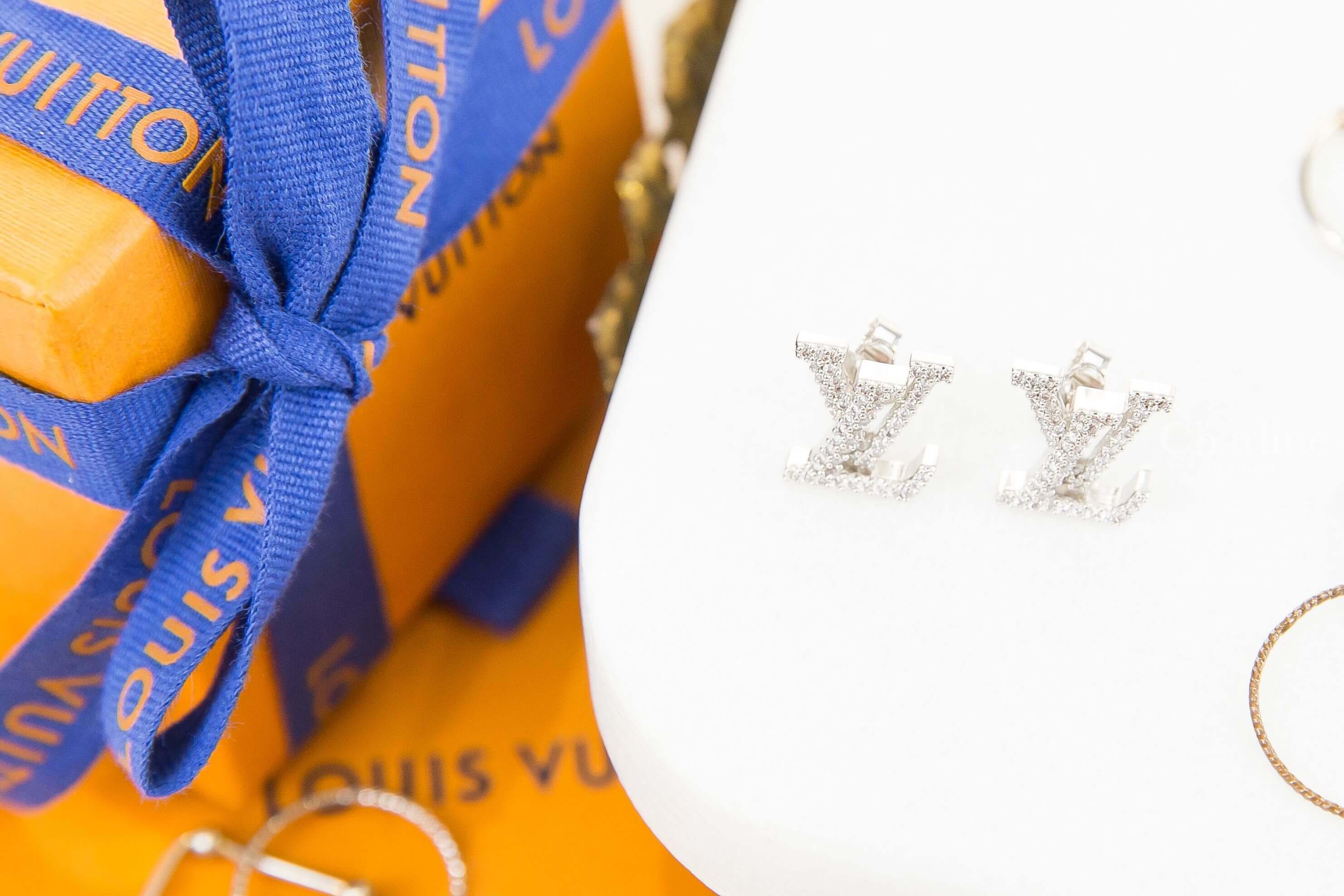 Louis Vuitton LV Iconic Earrings 銀色水鑽字母耳環-Charline Boutique 精品代購