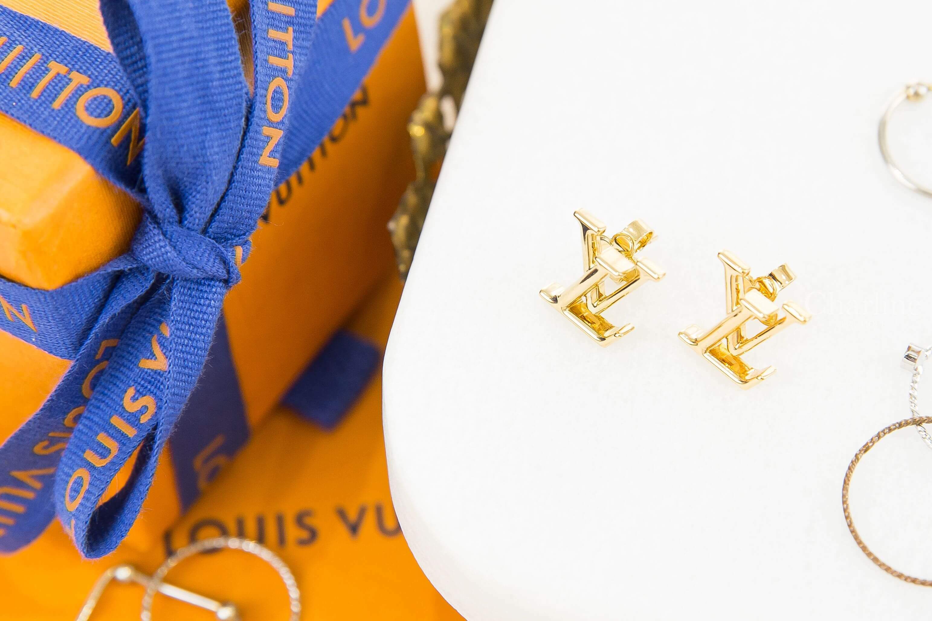 Louis Vuitton LV Iconic Earrings 金色字母耳環-Charline Boutique 精品代購