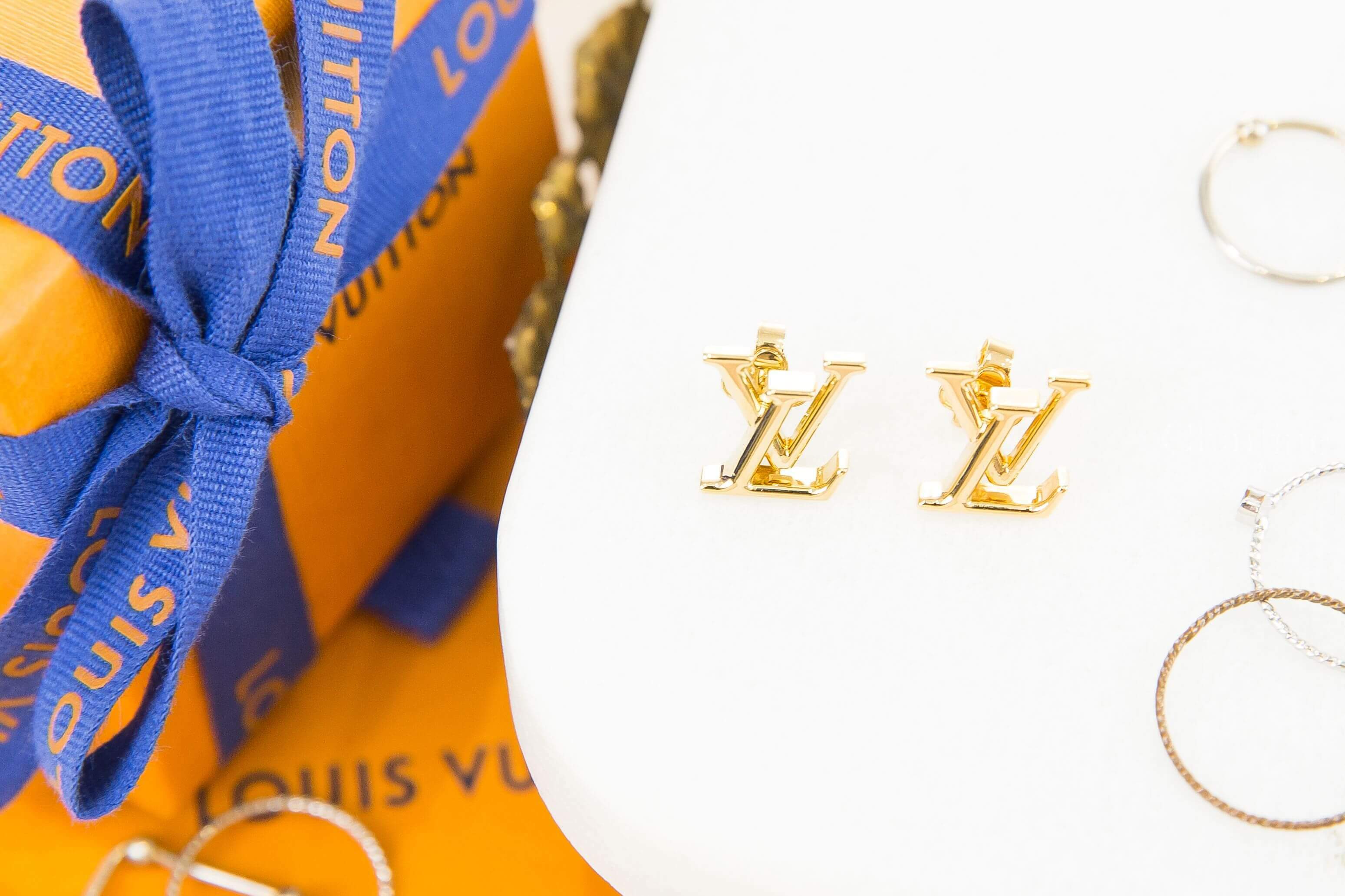 Louis Vuitton LV Iconic Earrings 金色字母耳環-Charline Boutique 精品代購