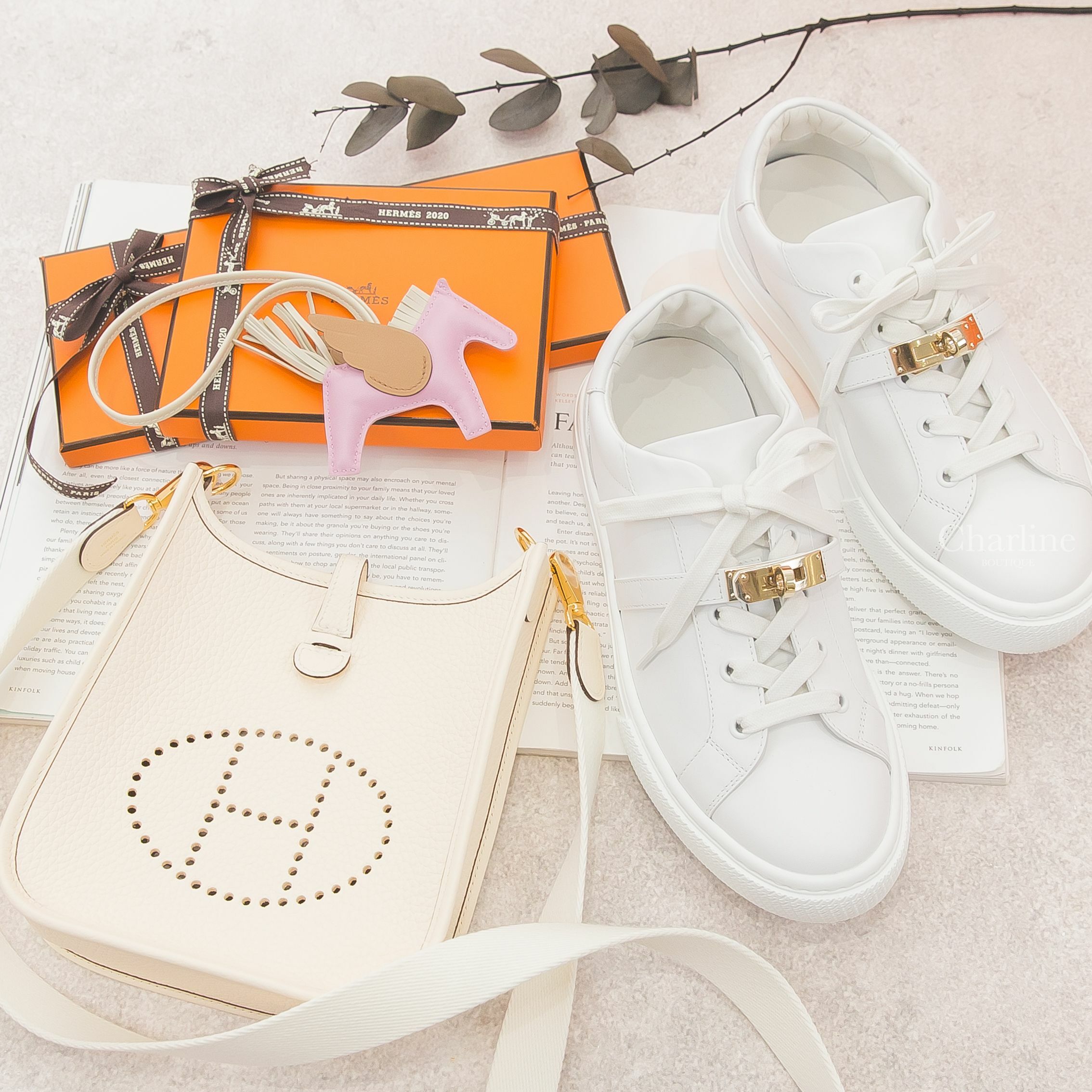 Hermès Pegase 錦葵粉/奶昔白/馬薩拉茶色小型飛馬吊飾,Hermès Evelyne 16cm I2 T/C 奶油白金釦白色背帶肩背包,Hermès Sneaker 白色金釦小牛皮運動鞋-Charline Boutique 精品代購