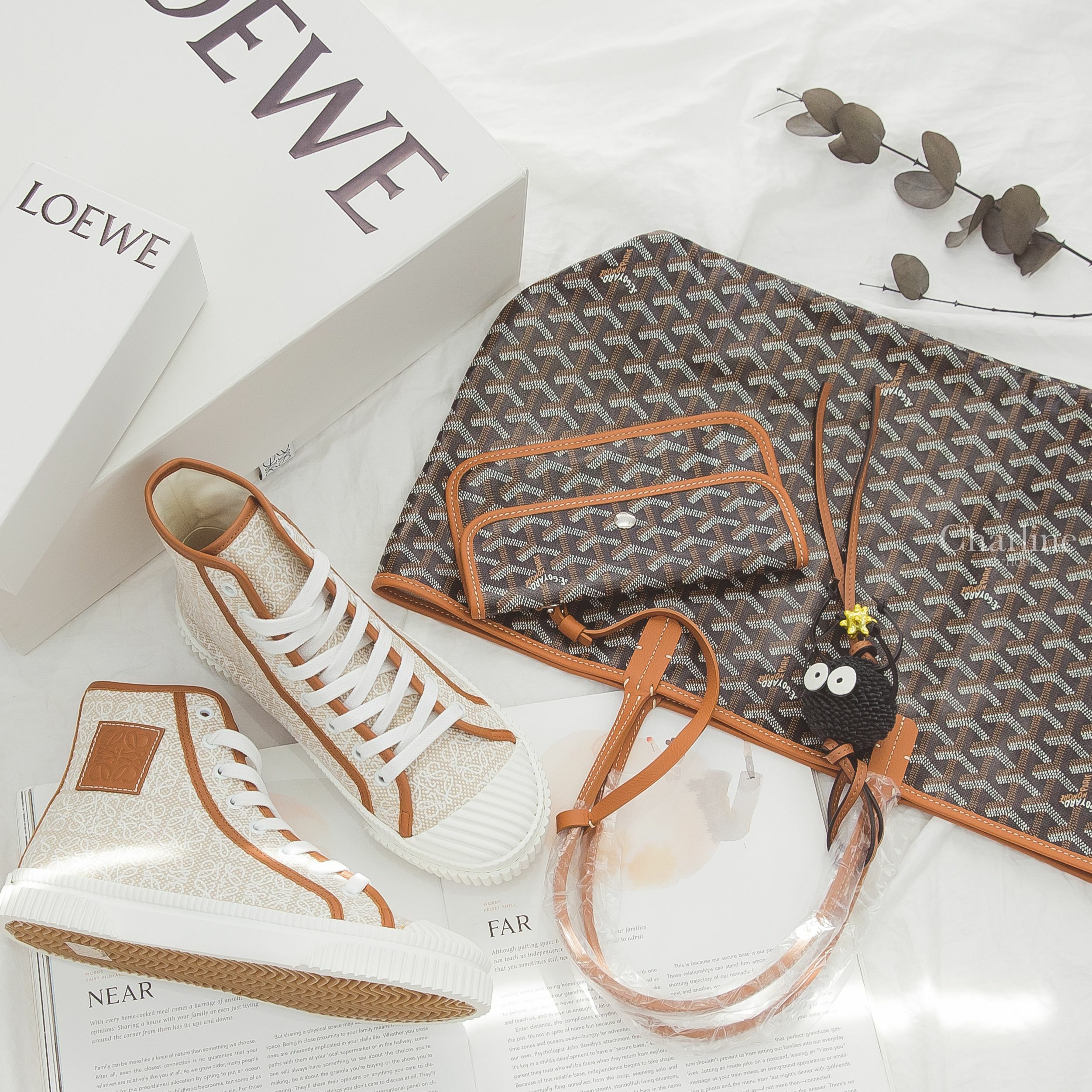 Loewe Sneaker 白色刺繡帆布提花拼自然色滾邊高筒運動鞋,Loewe Charm 黑色煤炭球黃色星星棕褐色小牛皮掛繩吊飾,Goyard Tote Bag 黑色拼咖啡色滾邊提把小型無拉鍊托特包-Charline Boutique 精品代購