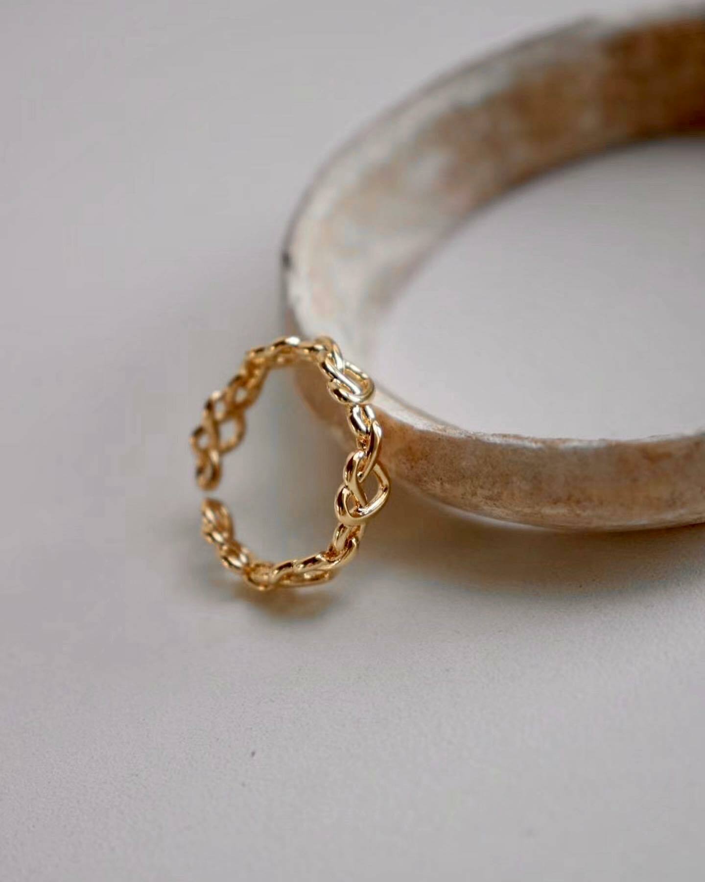 韓國蝴蝶型扭結戒指。兩色