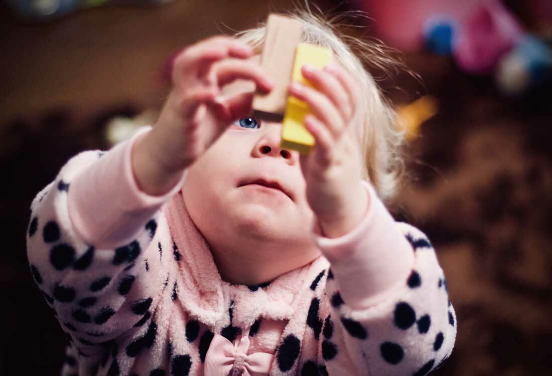 kids-play-wooden-blocks