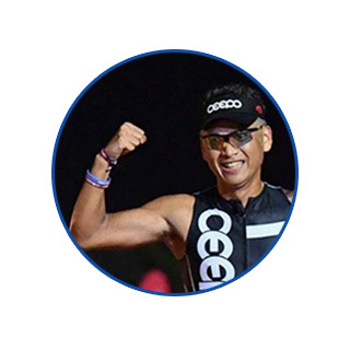 企業鐵人廖長健，以前胖到85公斤，有很深刻的中年危機後，開始接觸單車、跑步及三鐵，當時很多車友推薦下開始使用百通關，每一次運動完後，擦了百通關感覺非常舒緩，心情上也會很放鬆，讓我覺得明天可以再訓練。