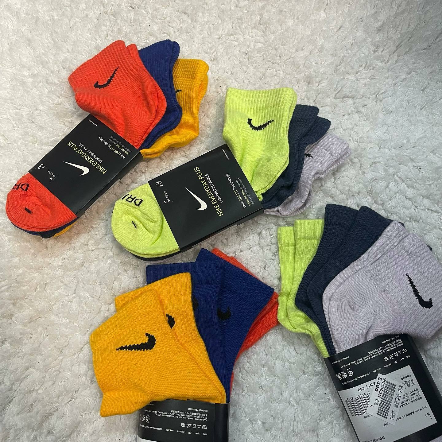 Nike 勾勾多色短襪 一組三雙不拆賣 Nike 勾勾多色短襪 一組三雙不拆賣 橘藍黃 SX6893-910、黑綠紫 SX6893-913