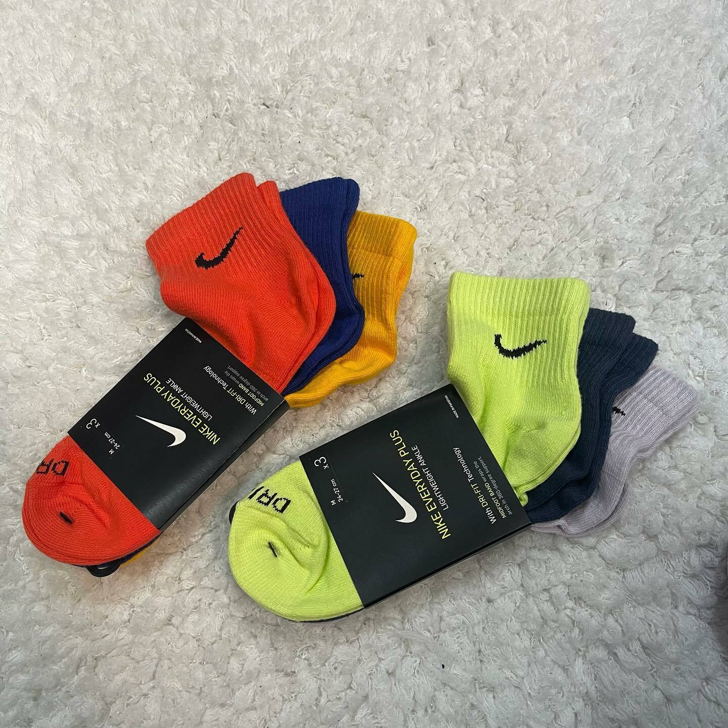 Nike 勾勾多色短襪 一組三雙不拆賣 Nike 勾勾多色短襪 一組三雙不拆賣 橘藍黃 SX6893-910、黑綠紫 SX6893-913