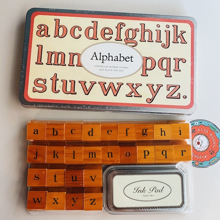 小寫英文字母 鐵盒印章印泥組｜ 美國 Cavallini & Co.