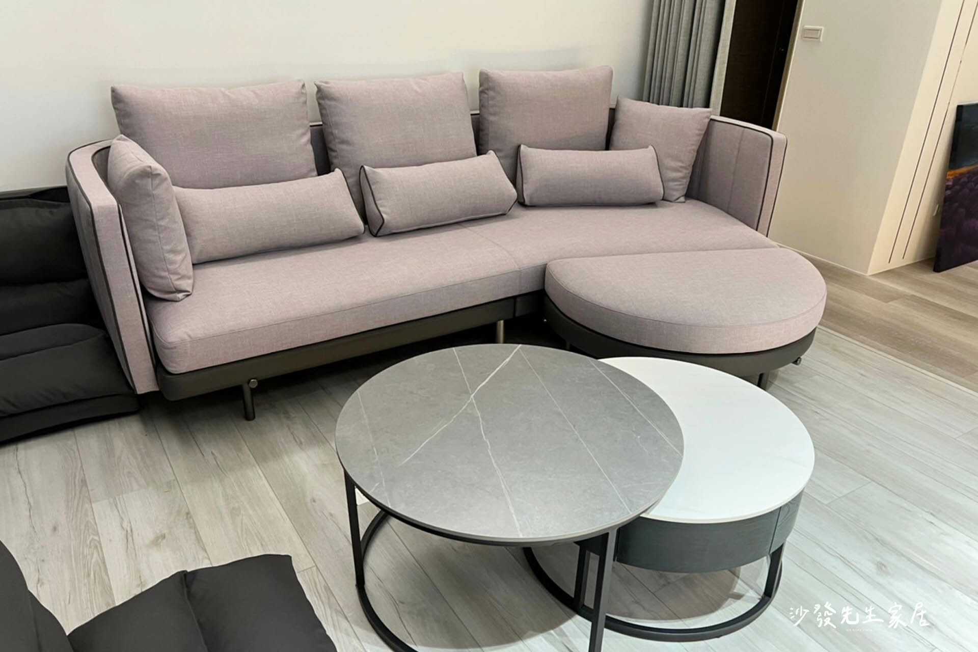 鳥居沙發的貴妃座是圓弧型設計