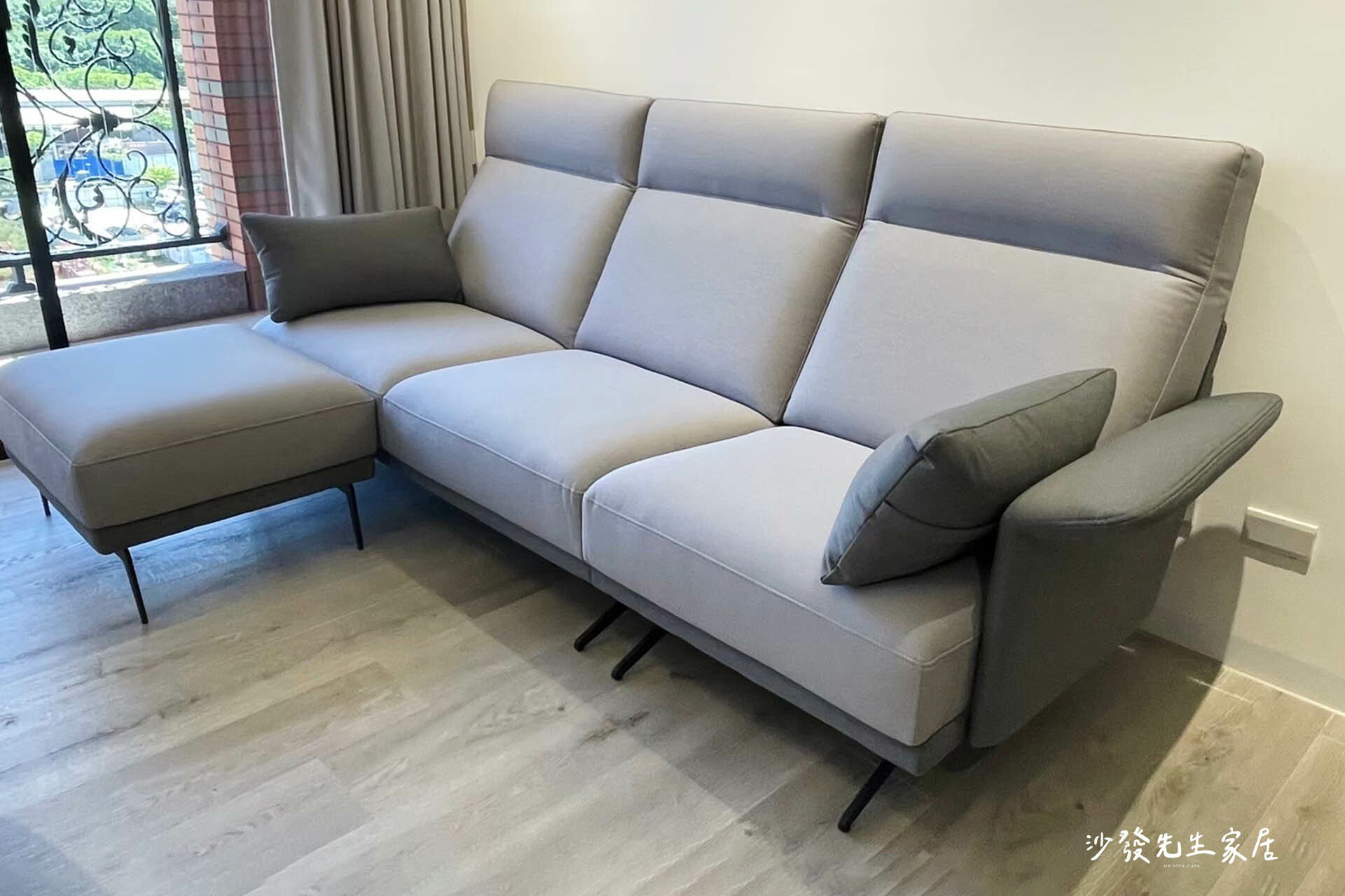 尼爾森沙發沙發身形線條流暢加上金屬黑鐵椅腳