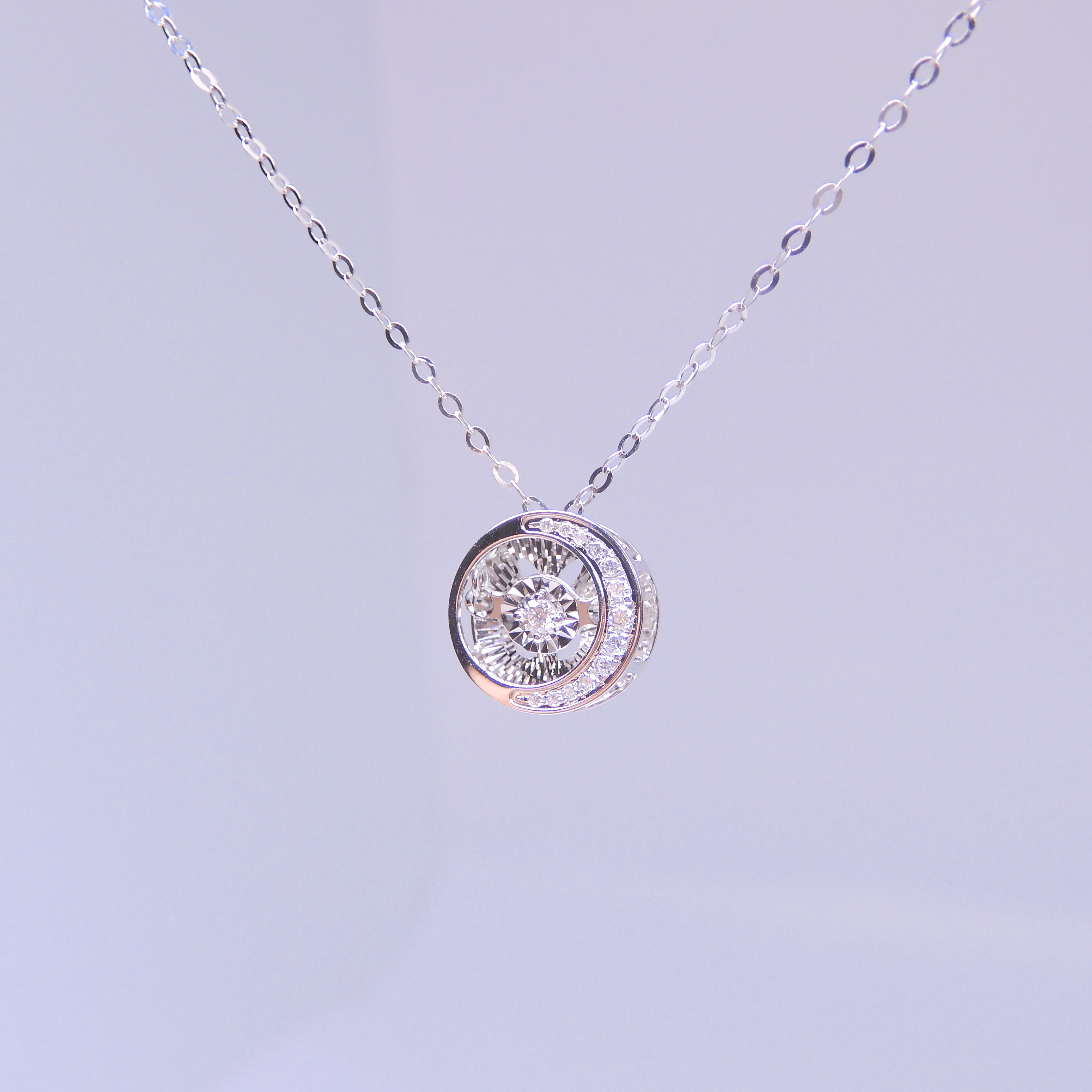 18K Gold 0.068ct Dancing Stone Moonlight Diamond Necklace