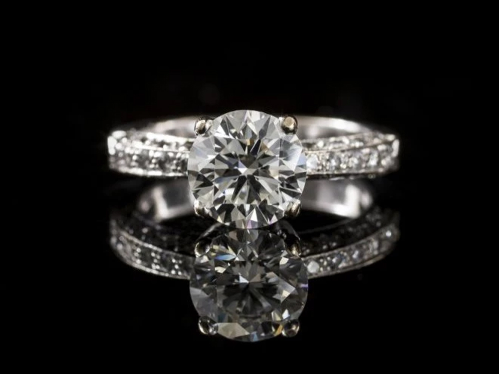 為什麼聰明人選擇莫桑石鉑金戒指?