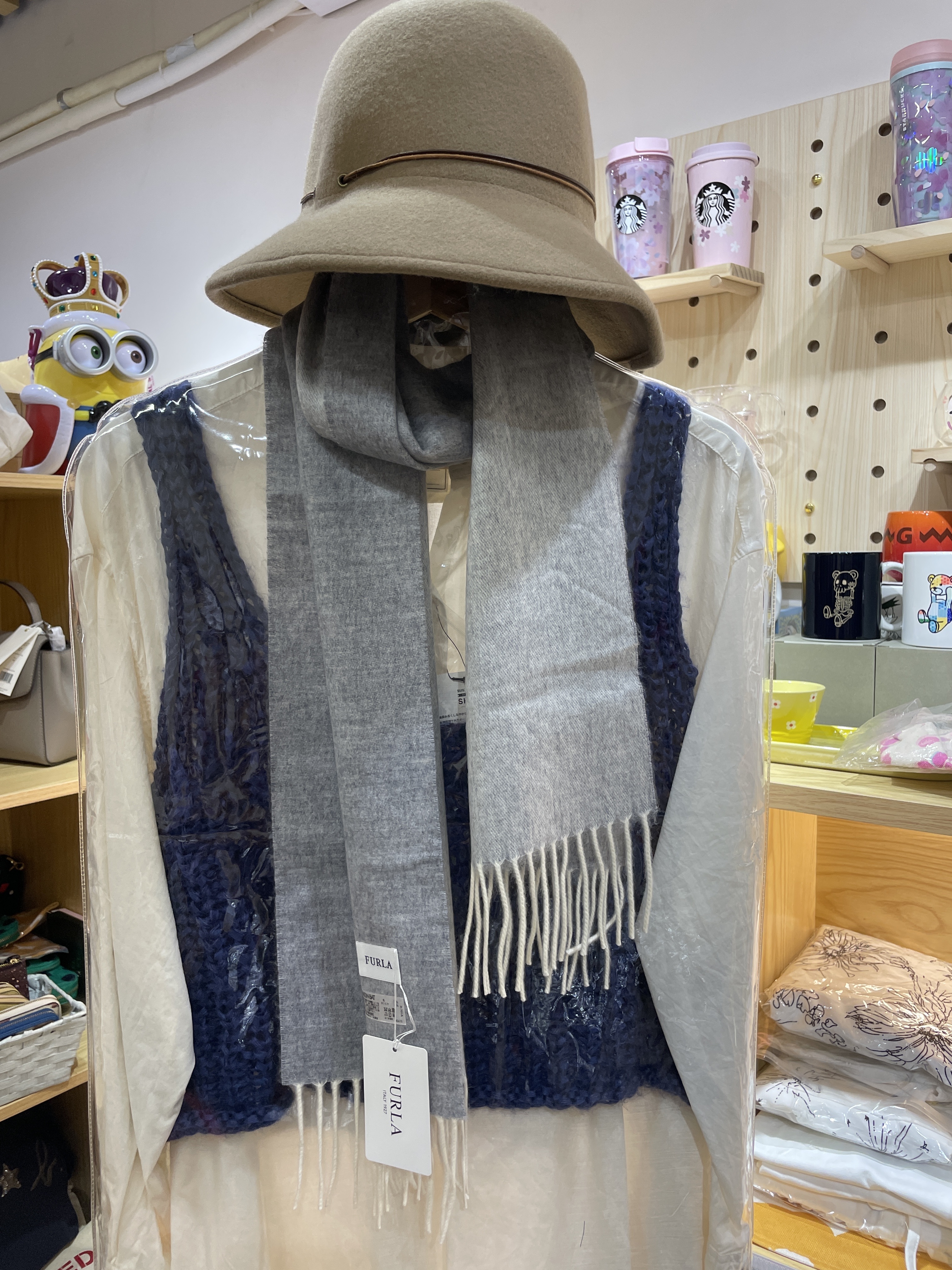Furla淺灰色scarf （100%毛)