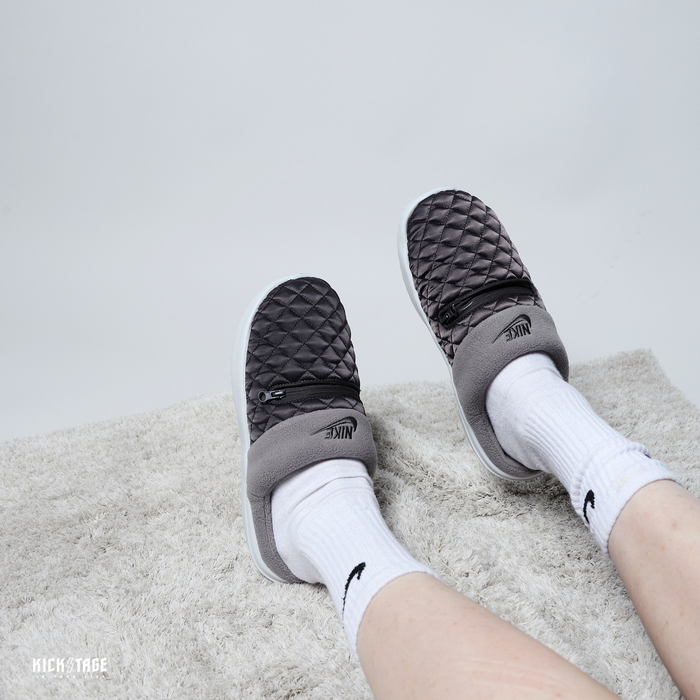 **特價商品售出不退換**男鞋 NIKE BURROW SE 黑灰色 穆勒鞋 絨布 菱格紋 保暖 柔軟 包頭 麵包 拖鞋【DQ0668-200】25SALE