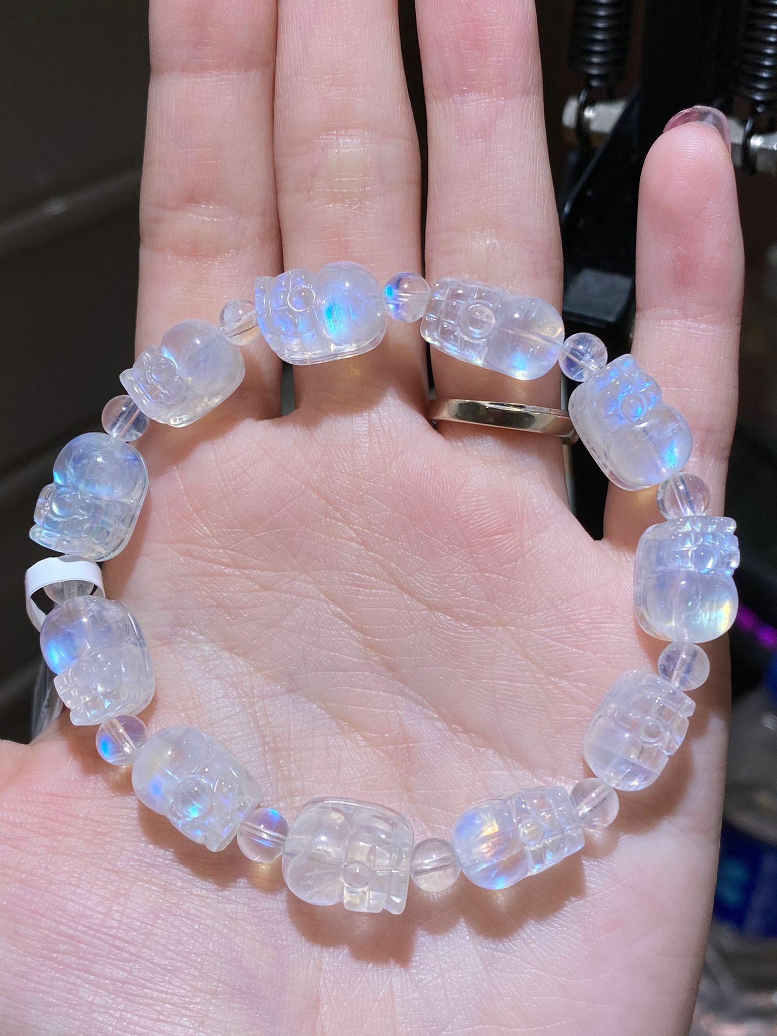 8+ - 9mm 高質藍光玻璃體月亮石貔貅手串(印度料)