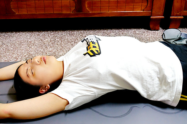 耶加推薦倍麗森瑜珈墊+專利拉背器，下班15分鐘徹底放鬆