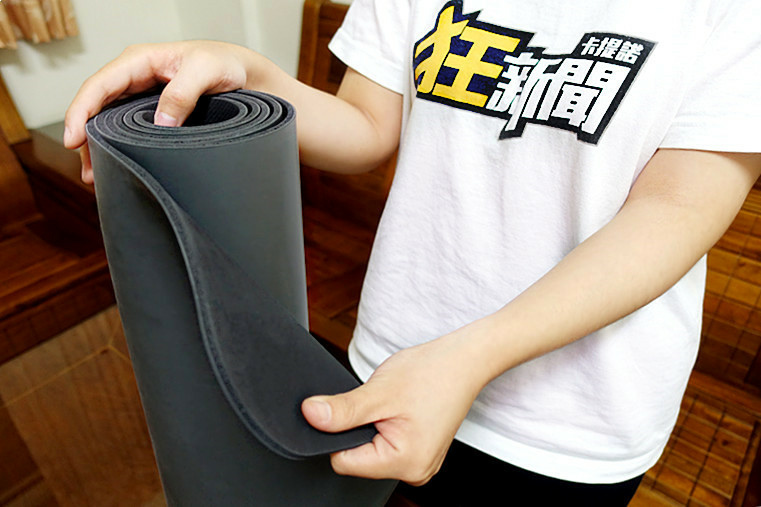 耶加推薦倍麗森瑜珈墊+專利拉背器，下班15分鐘徹底放鬆