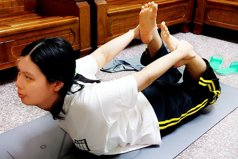 耶加推薦倍麗森瑜珈墊+專利拉背器，下班15分鐘徹底放鬆