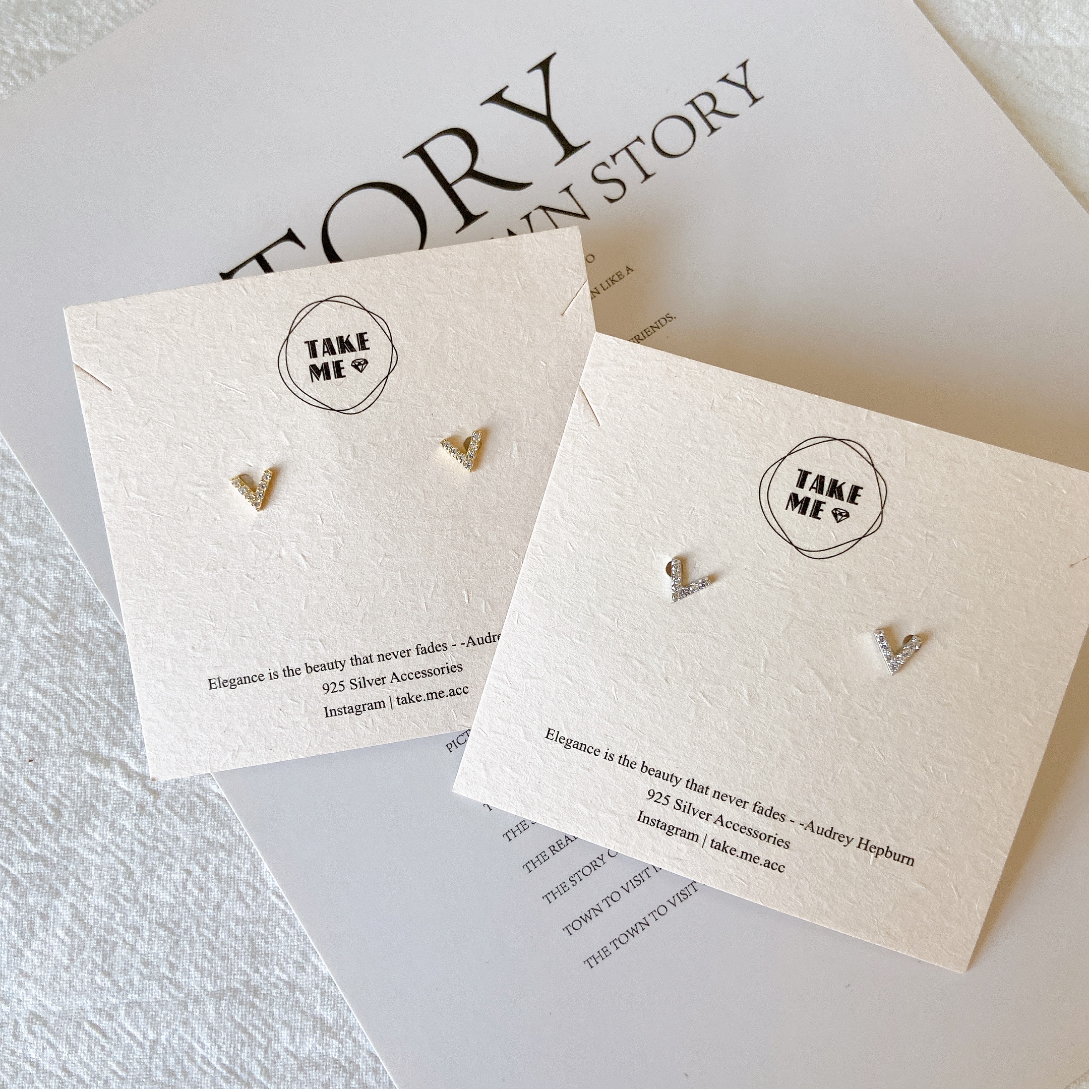 小巧字母V │ 全純銀耳環