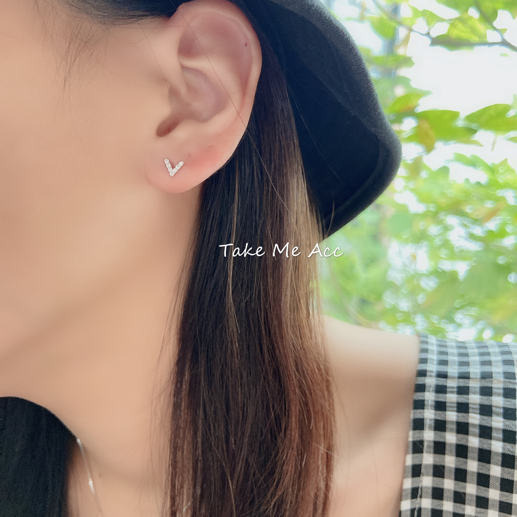 小巧字母V │ 全純銀耳環