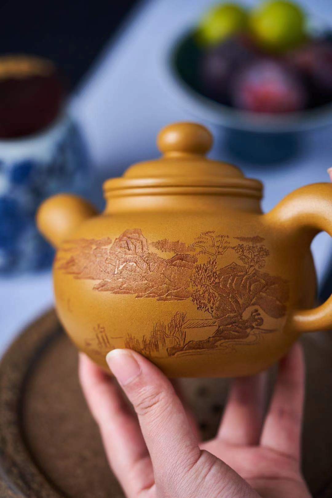 【道洪蓮子】-- 飽滿圓融，豐腴優雅，半圓的壺蓋邊沿修平，與子口組成子母線，呈天壓地之勢