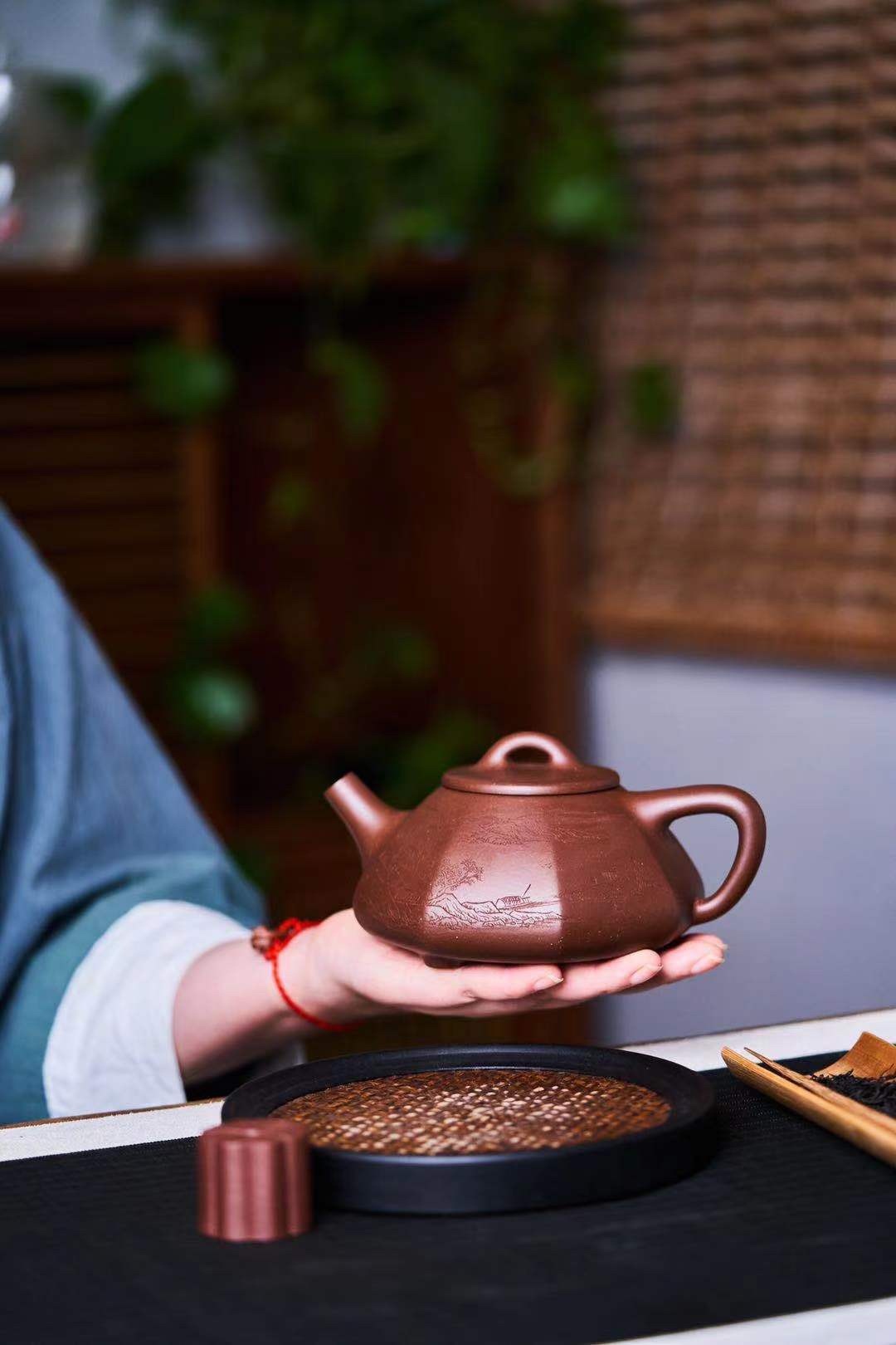 【八方石瓢】--石瓢壺，多是圓器，而少見八器，因為以石瓢的形來做方器，工藝上更為複雜，也更考驗藝人對器形的把握