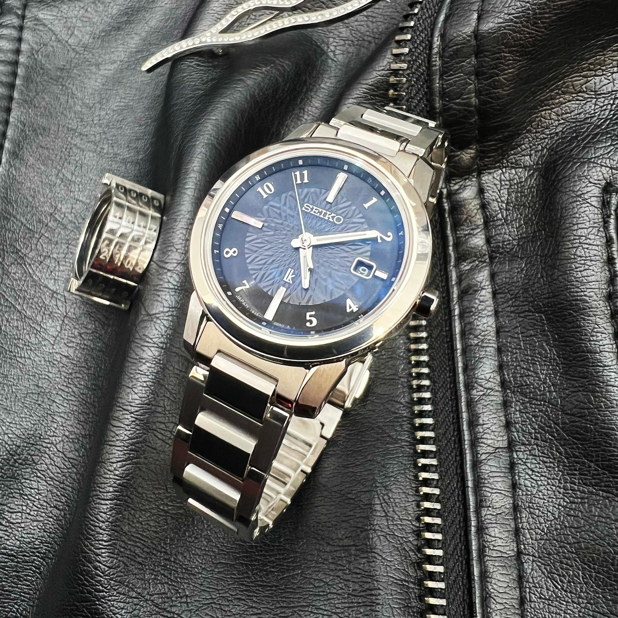 【SEIKO 精工】LUKIA系列  鈦金屬黑色電波太陽能錶 1B35-0AN0D (28mm) 現代鐘錶