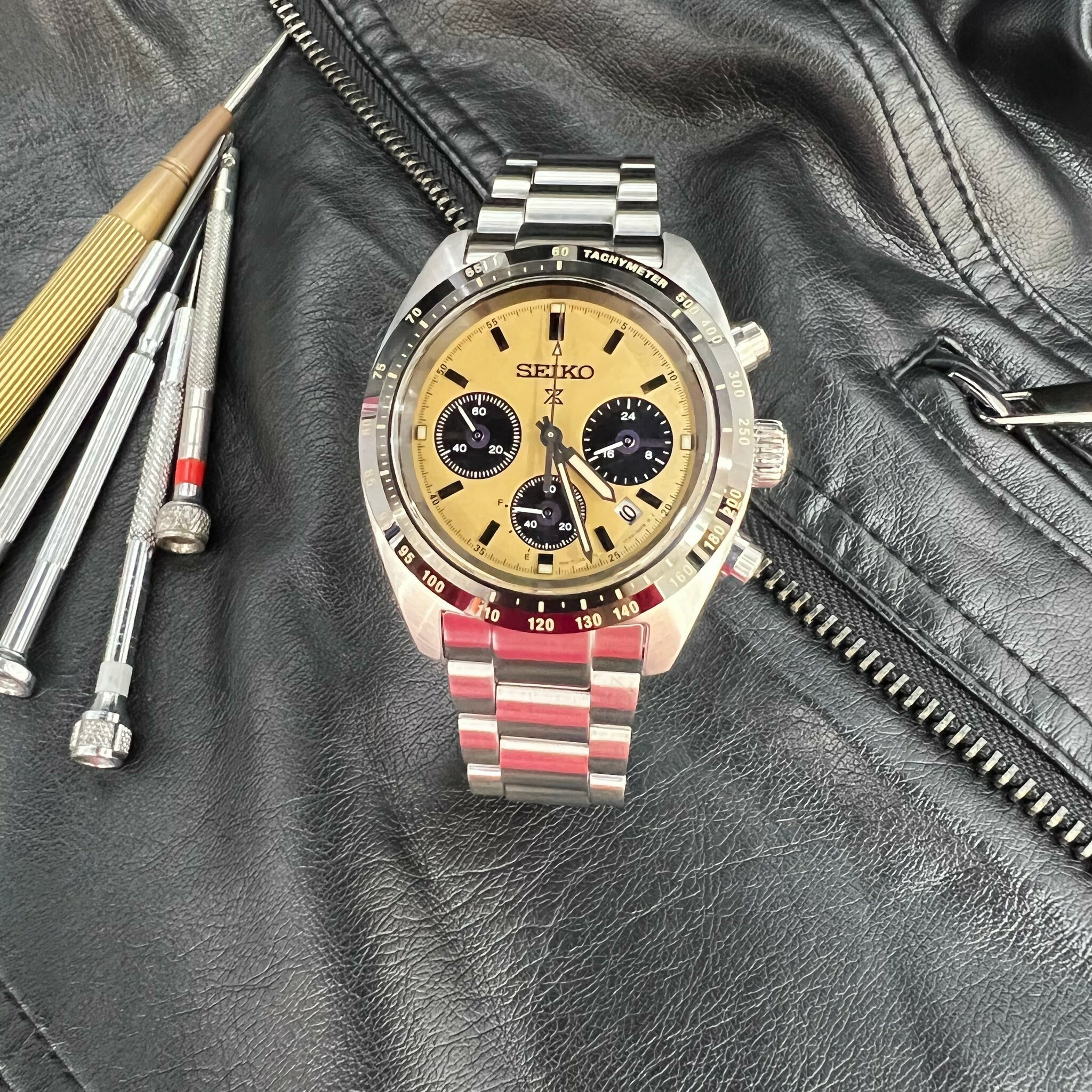 【SEIKO 精工】Prospex系列 SPEEDTIMER 太陽能三眼計時茶色面熊貓錶 V192-0AF0Y  39mm 現代鐘錶