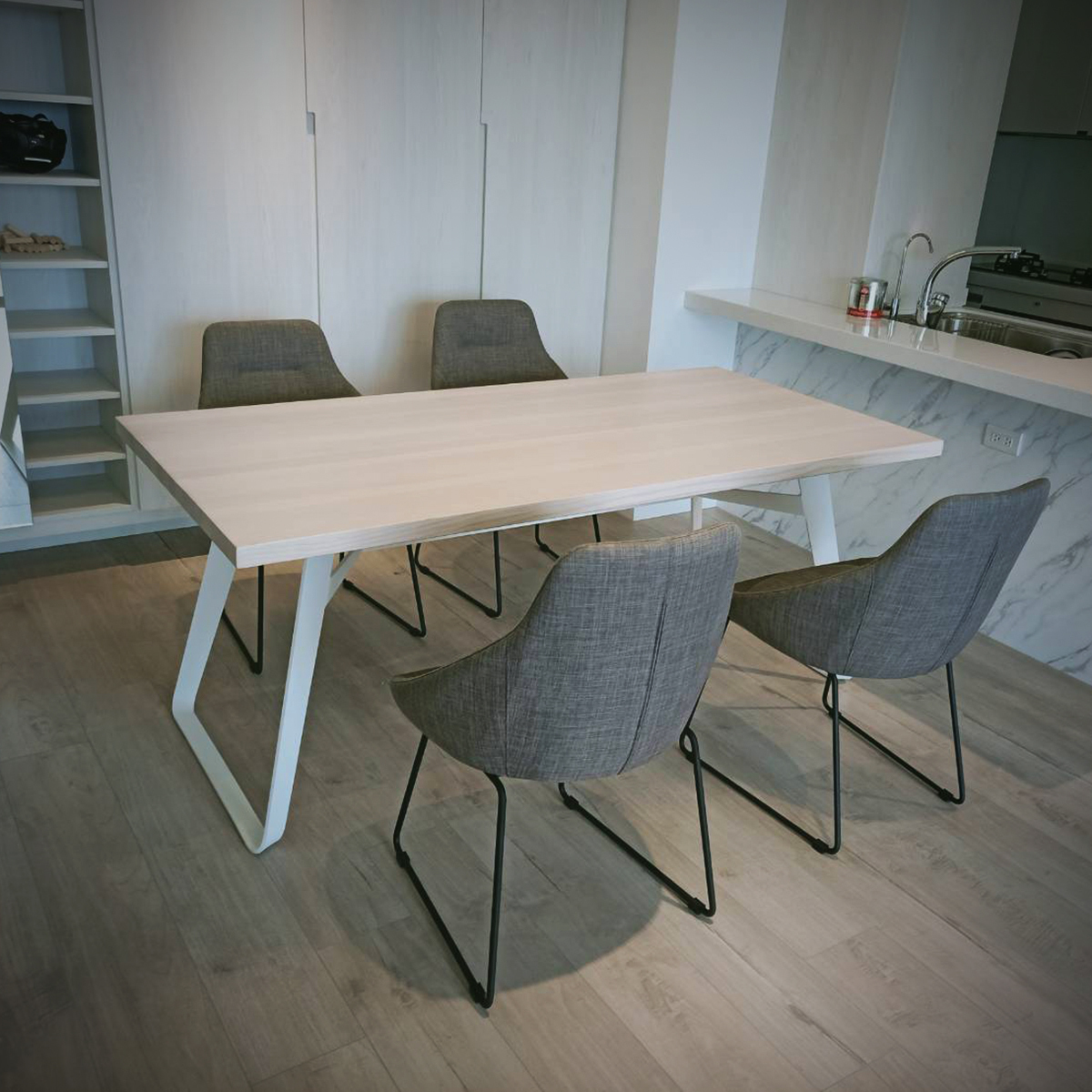 Bianca-北歐造型扁腳實木桌|可訂製