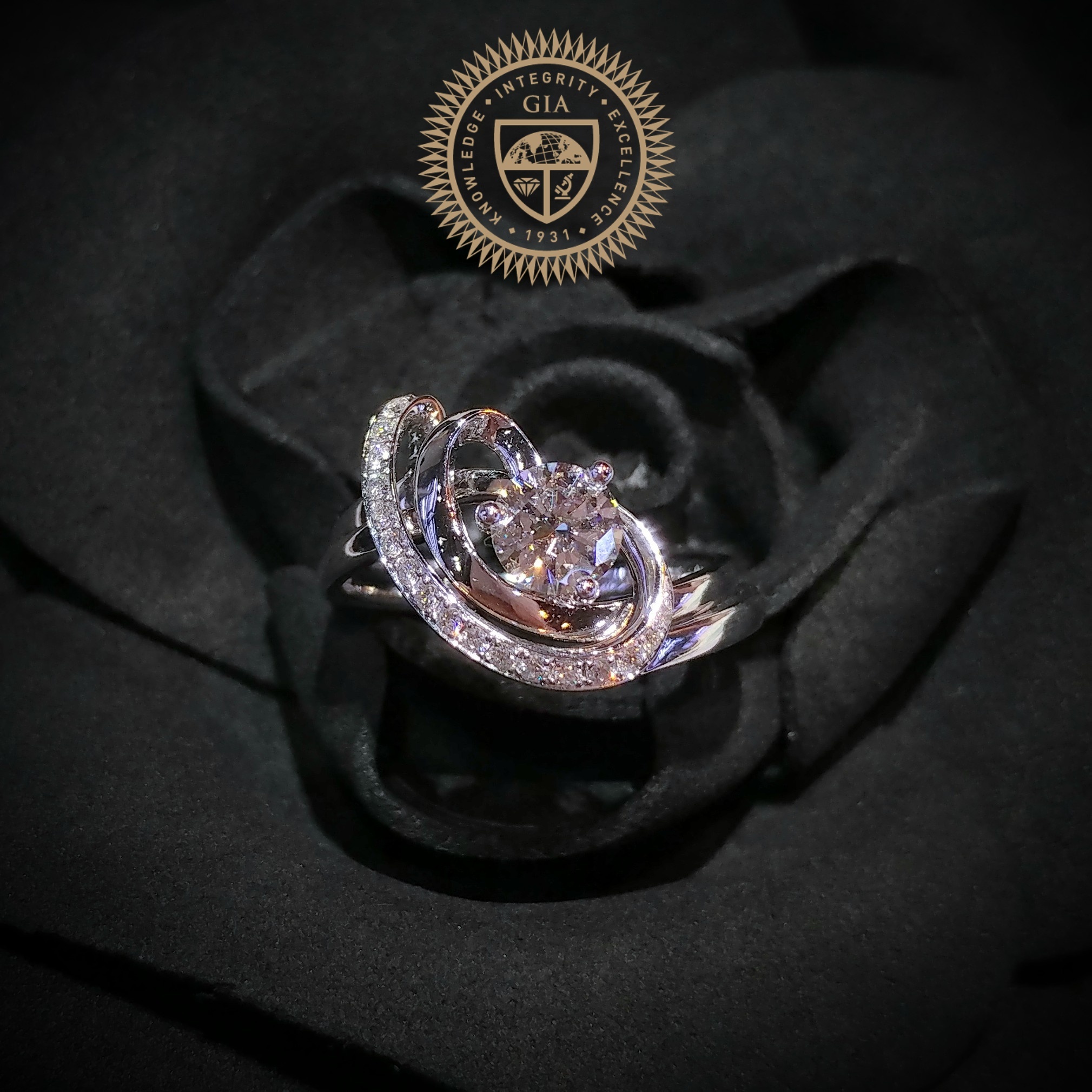 全新18K白金【單粒60份鑽石】配小鑽共74份鑽石戒指套戒