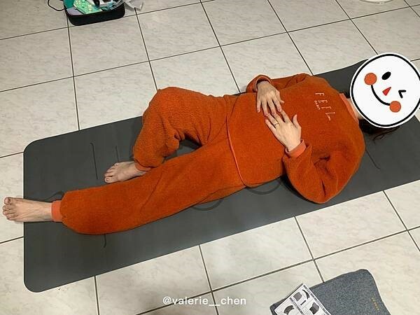 Valerie 鴨推薦旋轉式拉背器加瑜珈墊，舒緩身體不緊繃